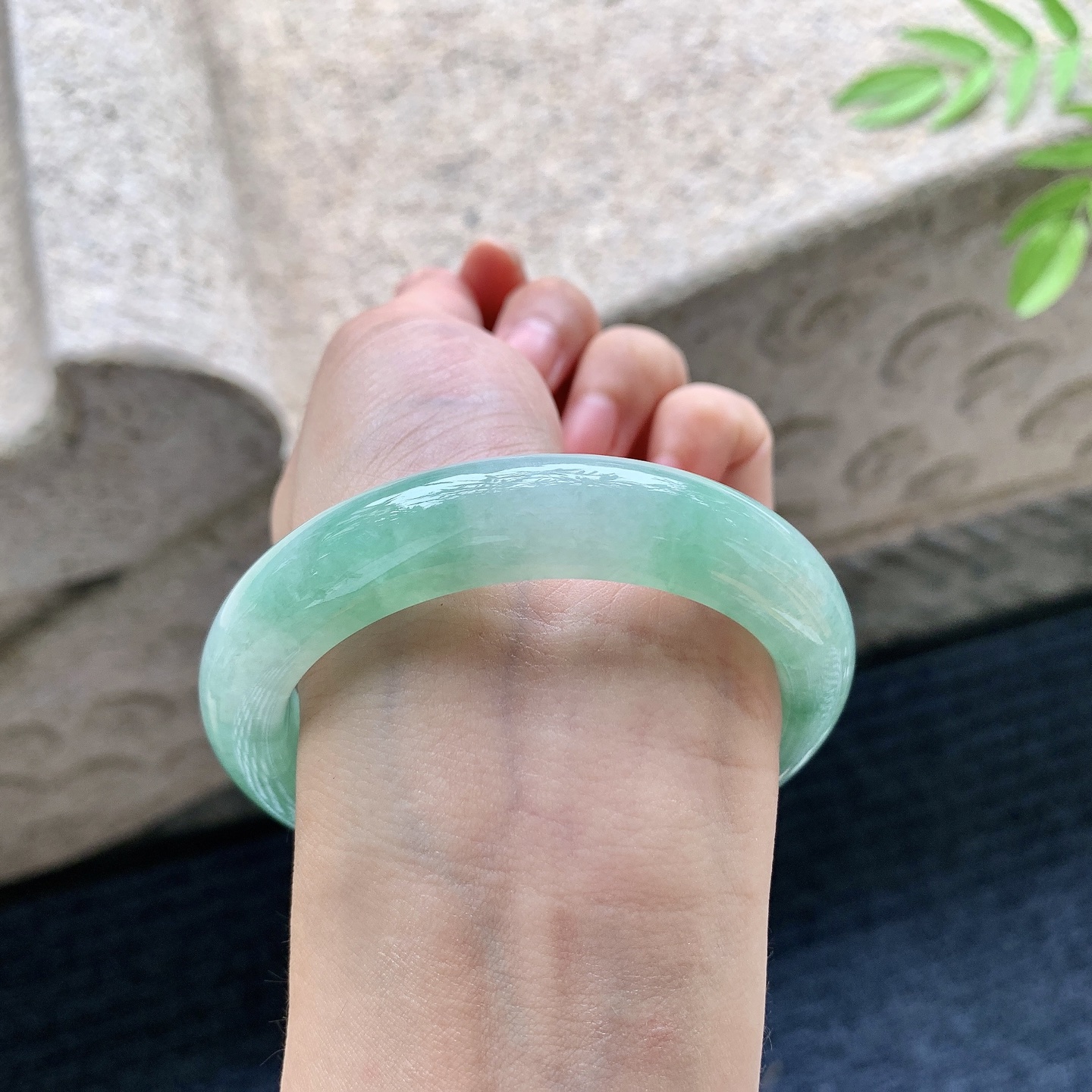 正圈55 56，圈口56.2/12.7/9.7，编码TR080204，冰糯飘辣绿，水润，种老，细腻，打灯有絮线