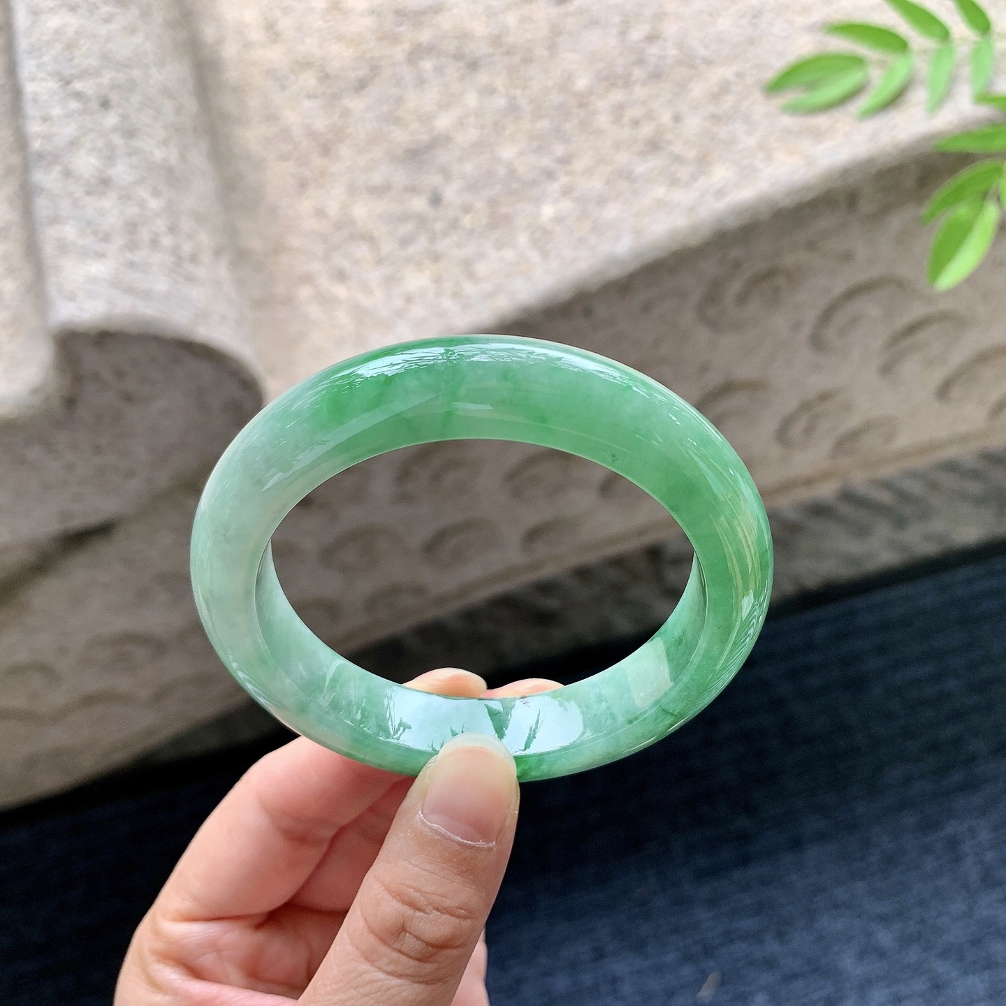 正圈54 55，圈口55.2/12.1/9.2，编码W6080222，糯冰飘绿，水润，种老，细腻，打灯絮线