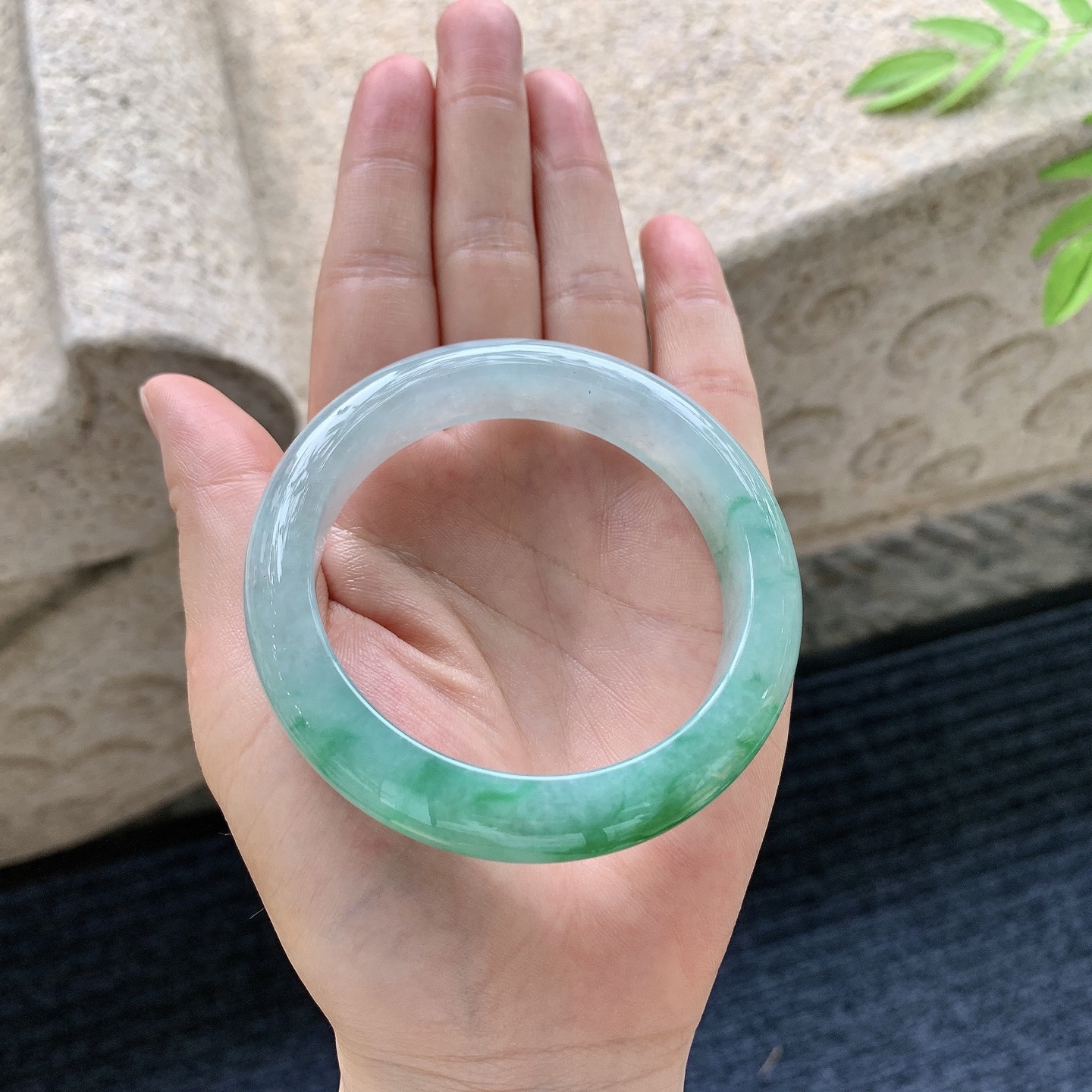 正圈53 54，圈口54.3/12.2/8.8，编码WW080331，冰糯飘绿，水润，种老，细腻，无裂。