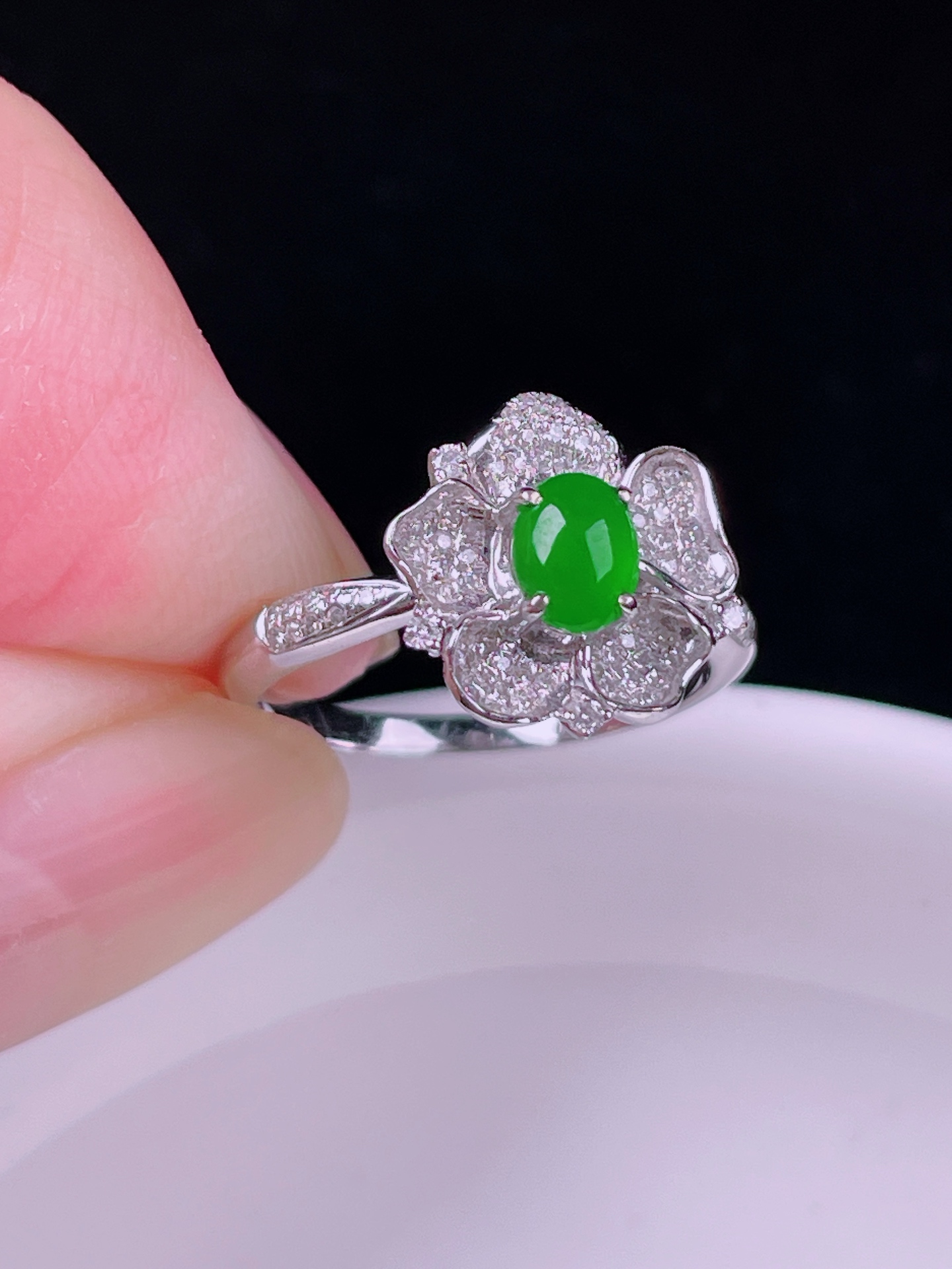 冰绿戒指，老种起光，细底通透，尺寸：裸石5.7/4.6/2.8mm0802