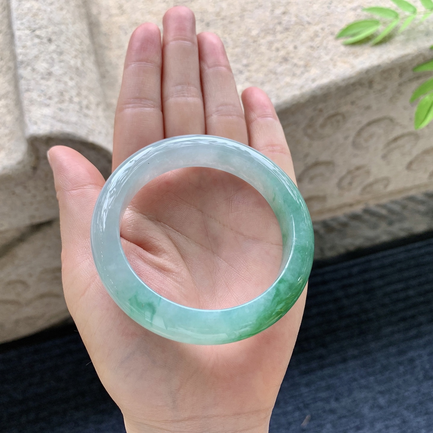 正圈53 54，圈口54.3/12.2/8.8，编码WW080331，冰糯飘绿，水润，种老，细腻，无裂。