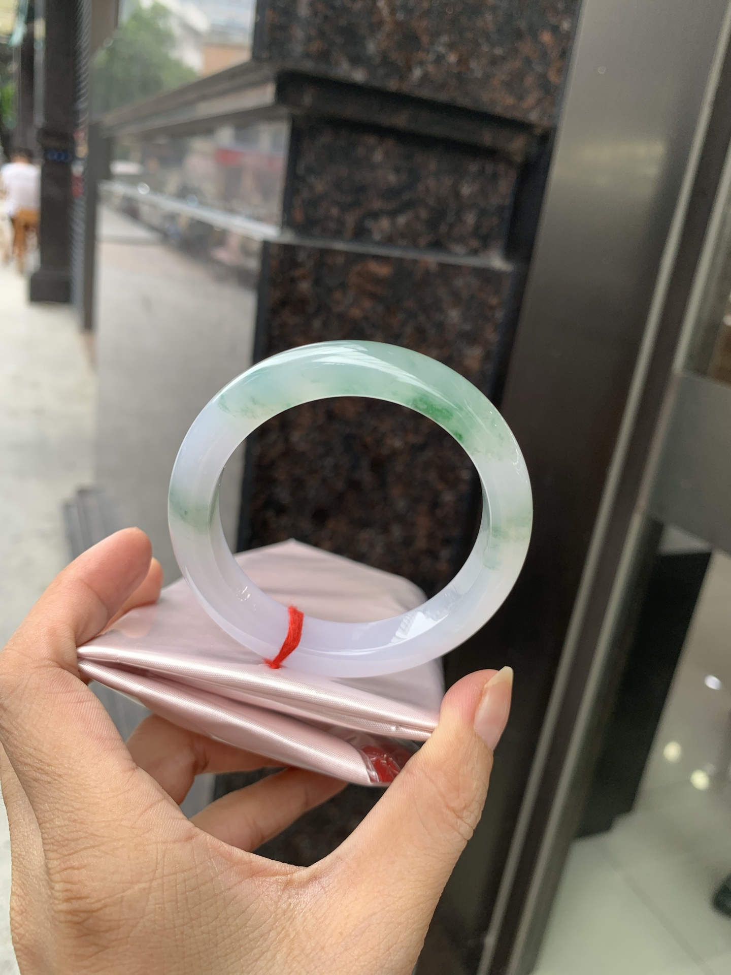 冰飘绿花正圈，54.7-8.9-12，0802-782-76，打灯棉絮，冰润的底妆上半圈绿花点缀，简约却充满灵气，清新如芽，宛若自然的画卷凝结于腕间，静中带动，韵味悠长