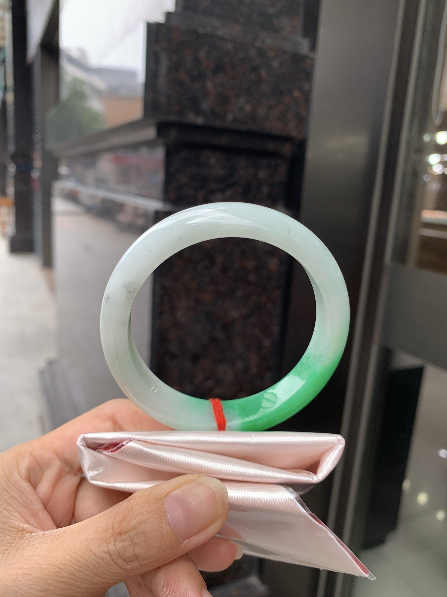 阳绿白底青正圈，58-7.8-13.5，0802-4A171-1，无裂，底妆水润，一节阳绿花，点缀腕间风华，干净纯净的底色上，一抹翠色肆意流淌，宛如春日里的繁华盛景