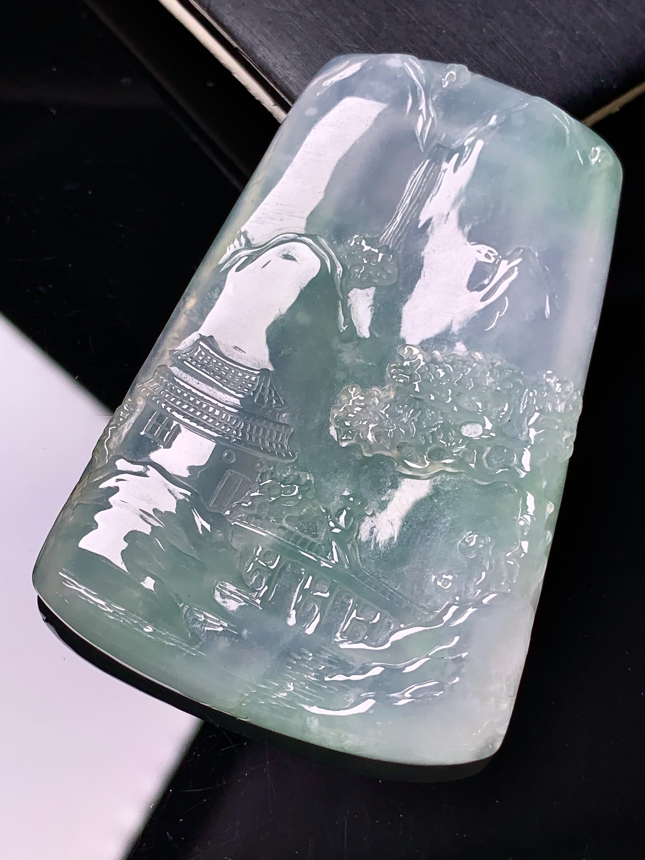 冰种山水牌子吊坠 玉质细腻 色泽艳丽清新 水润亮眼 整体尺寸59*39.5*5.2 c1