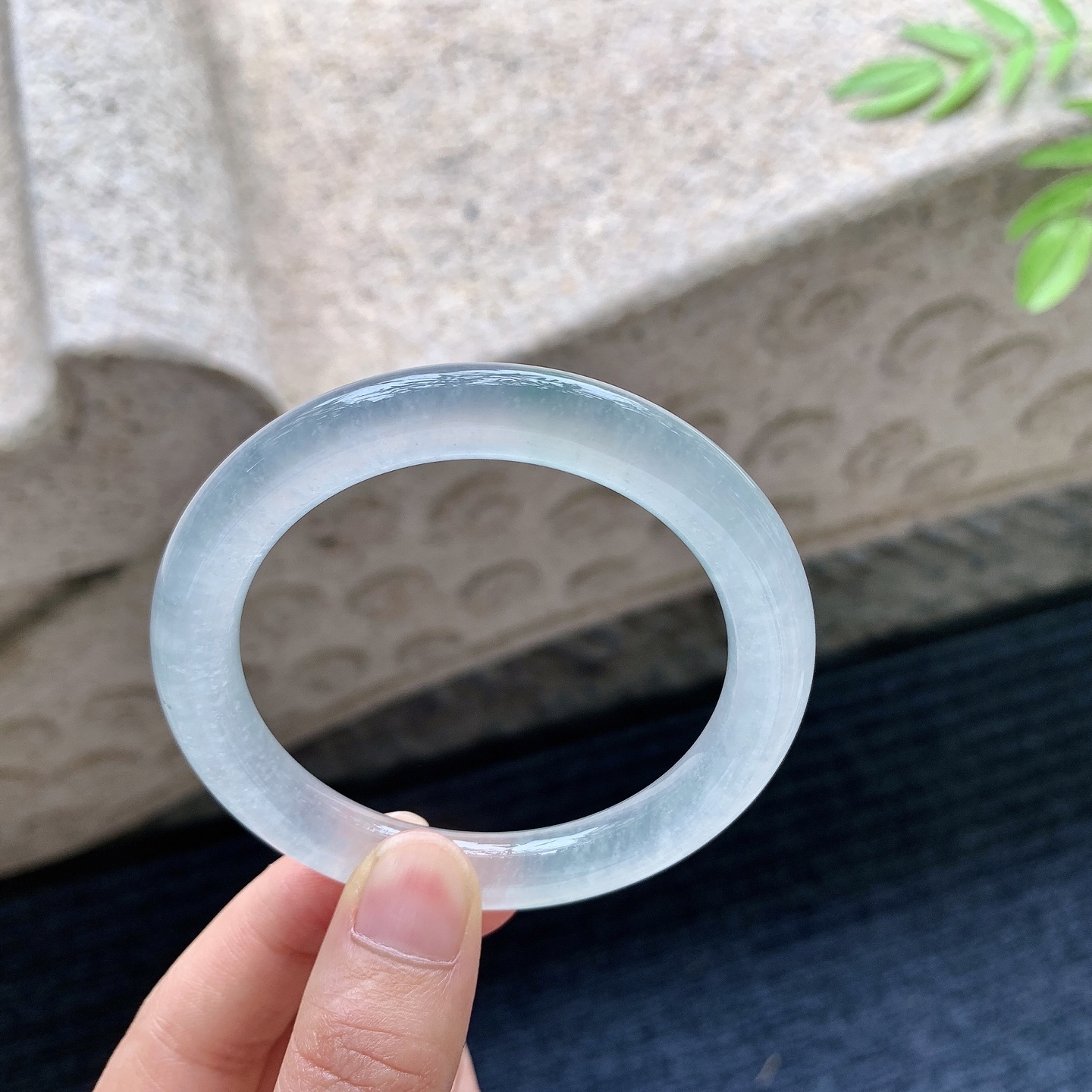 圆条53 54，【圈口】53.7/9.4/9，【编码】GJ080235，【描述】冰飘花，水润，种老，细腻，无裂。
