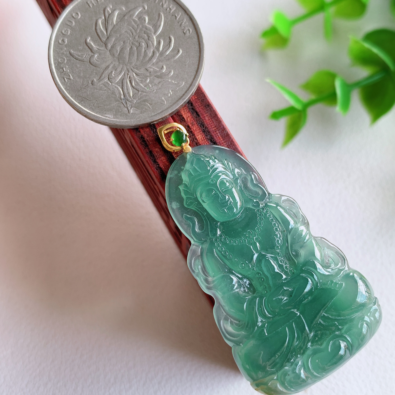 18k金扣蓝冰精雕观音吊坠，法相端庄大气，工艺精湛，种色浓郁，细腻饱满冰润，种老水足，收藏佳品，佩戴大气  W03.31   尺寸：38.8-22.6-4.2mm