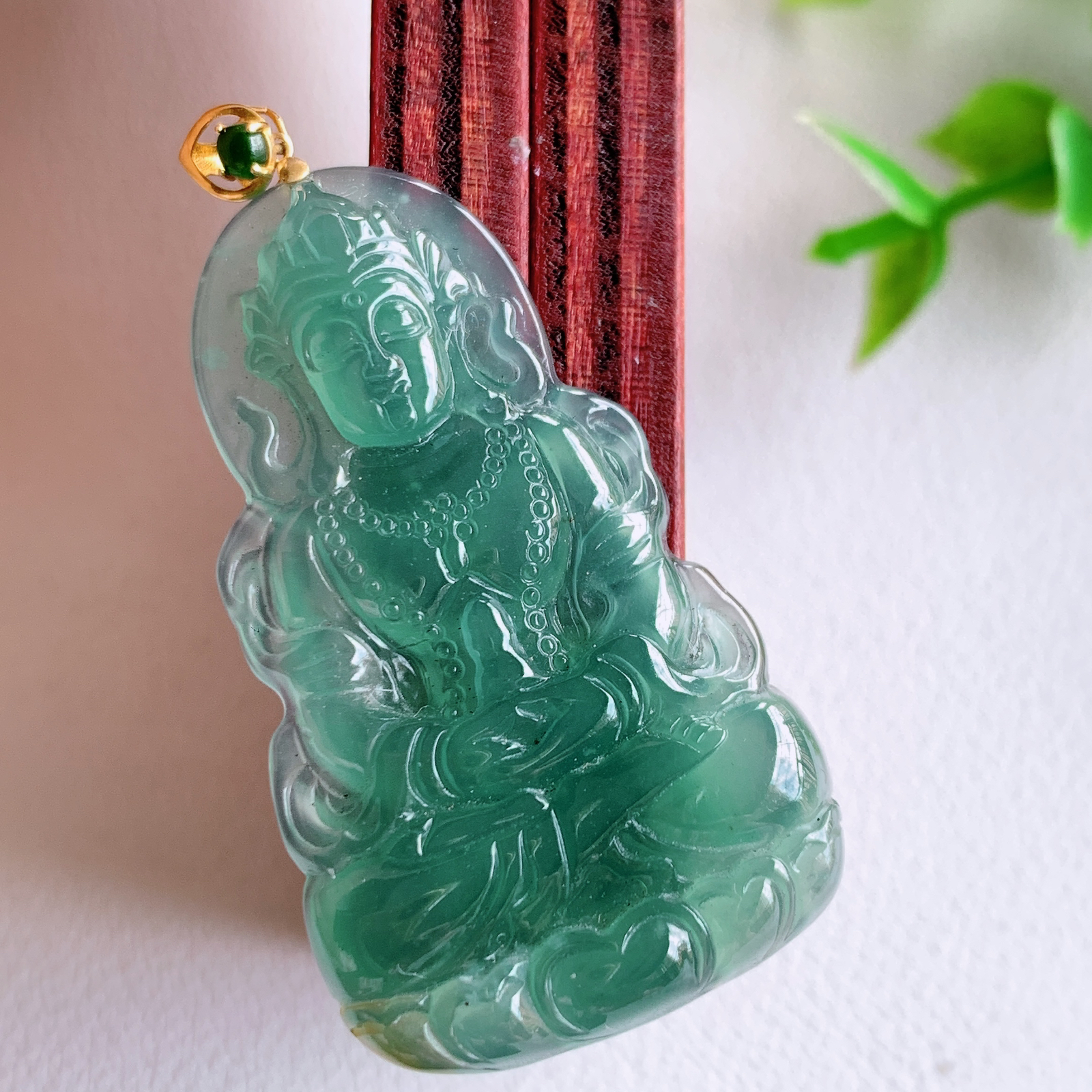 18k金扣蓝冰精雕观音吊坠，法相端庄大气，工艺精湛，种色浓郁，细腻饱满冰润，种老水足，收藏佳品，佩戴大气  W03.31   尺寸：38.8-22.6-4.2mm