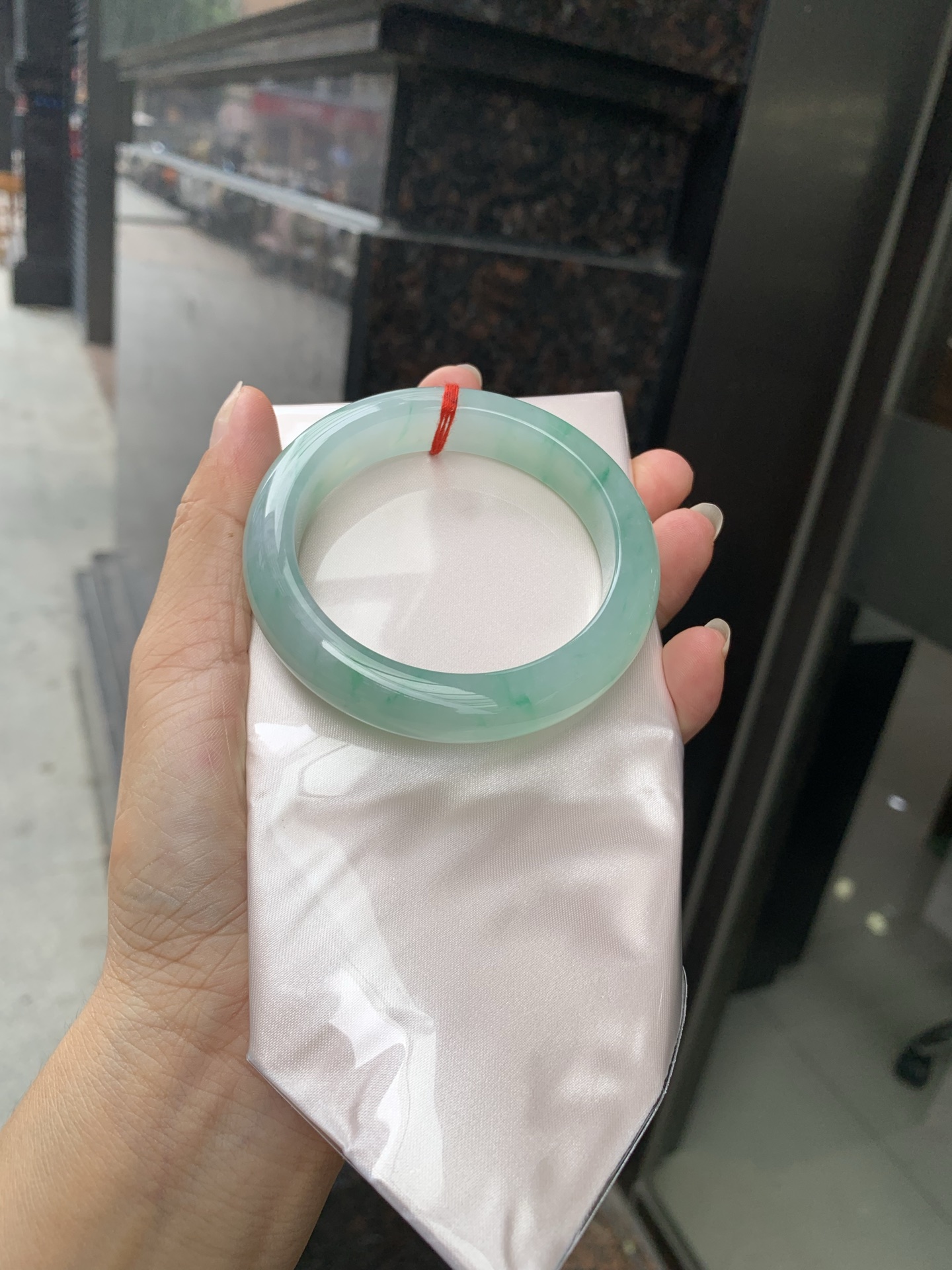 晴底金丝绿正圈, 57.3-9.2-12.5, 0802-N1286, 无裂，底妆冰润，干净细腻，满圈绿花，简约却充满灵气，清新如芽，宛若自然的画卷凝结于腕间，静中带动，韵味悠长