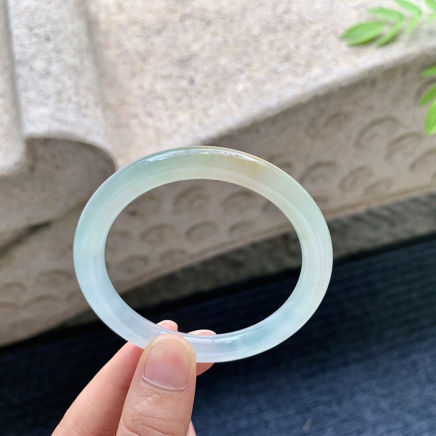 圆条52 53，圈口53.2/7.5/7.8，编码B2080321，描述冰糯飘黄翡，水润，种老，细腻，打灯有棉线