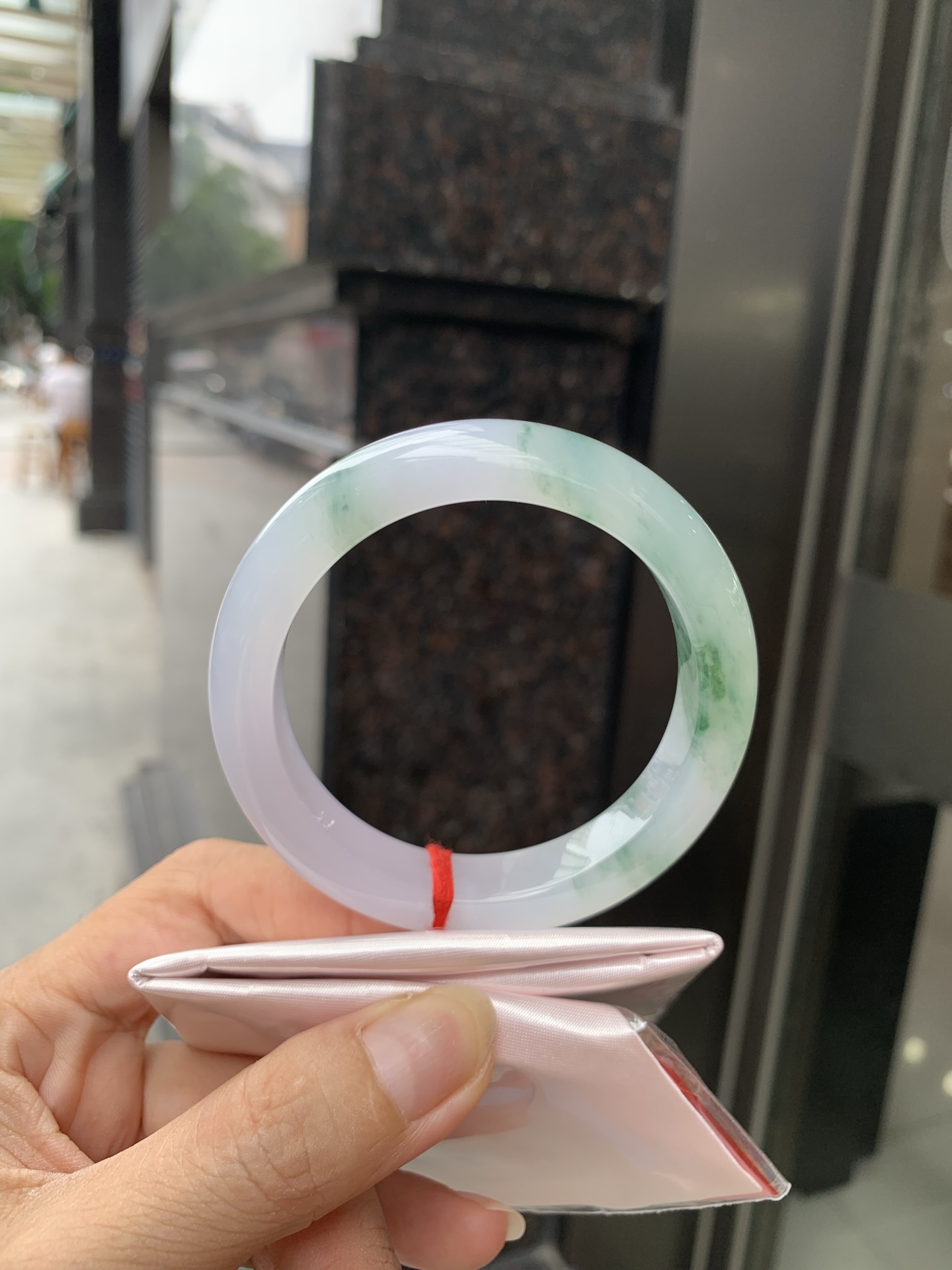 冰飘绿花正圈，54.7-8.9-12，0802-782-76，打灯棉絮，冰润的底妆上半圈绿花点缀，简约却充满灵气，清新如芽，宛若自然的画卷凝结于腕间，静中带动，韵味悠长