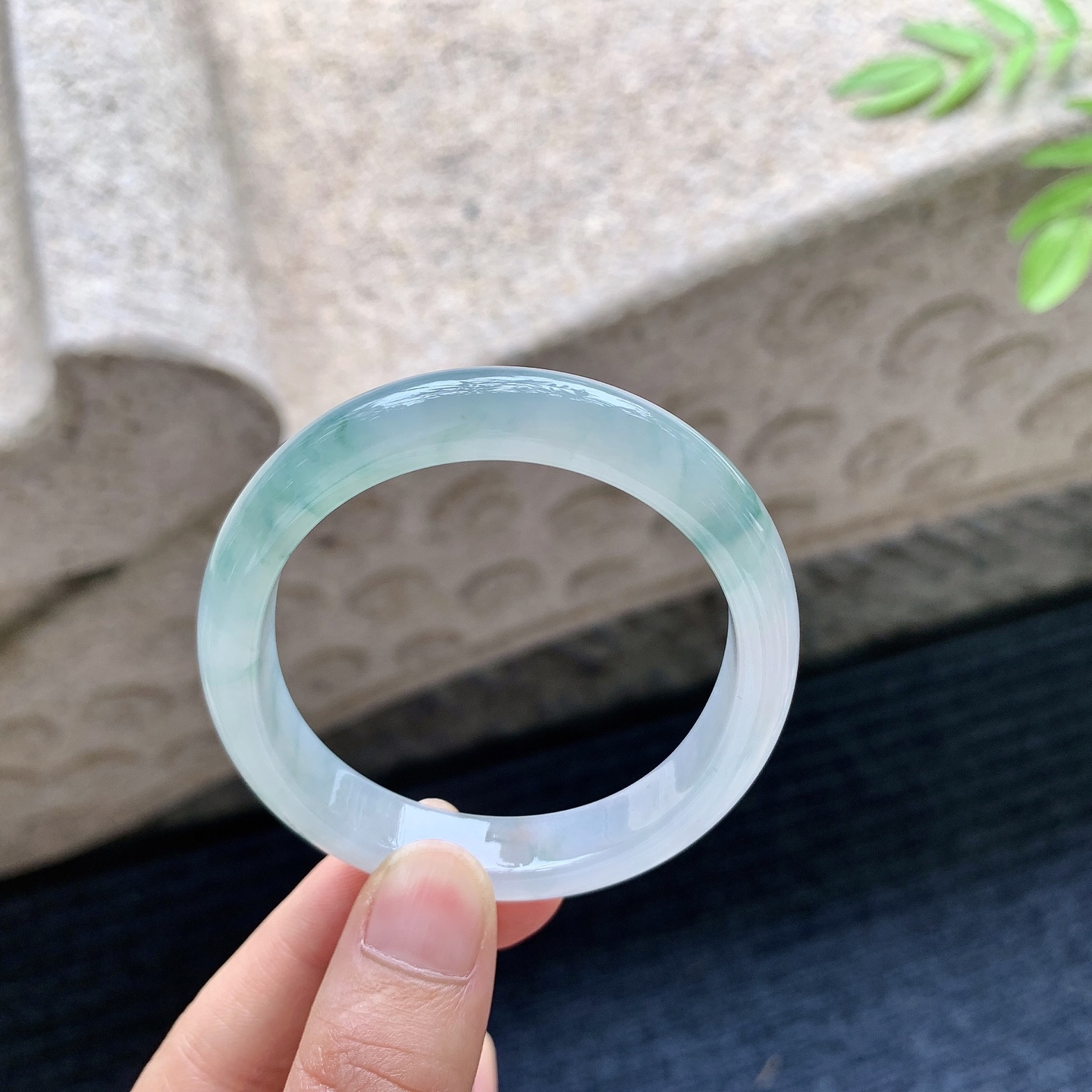 贵妃52 53，圈口53.5/48/9.7/6.9，编码HC080220，描述：糯冰飘花，水润，种老，细腻，无裂。