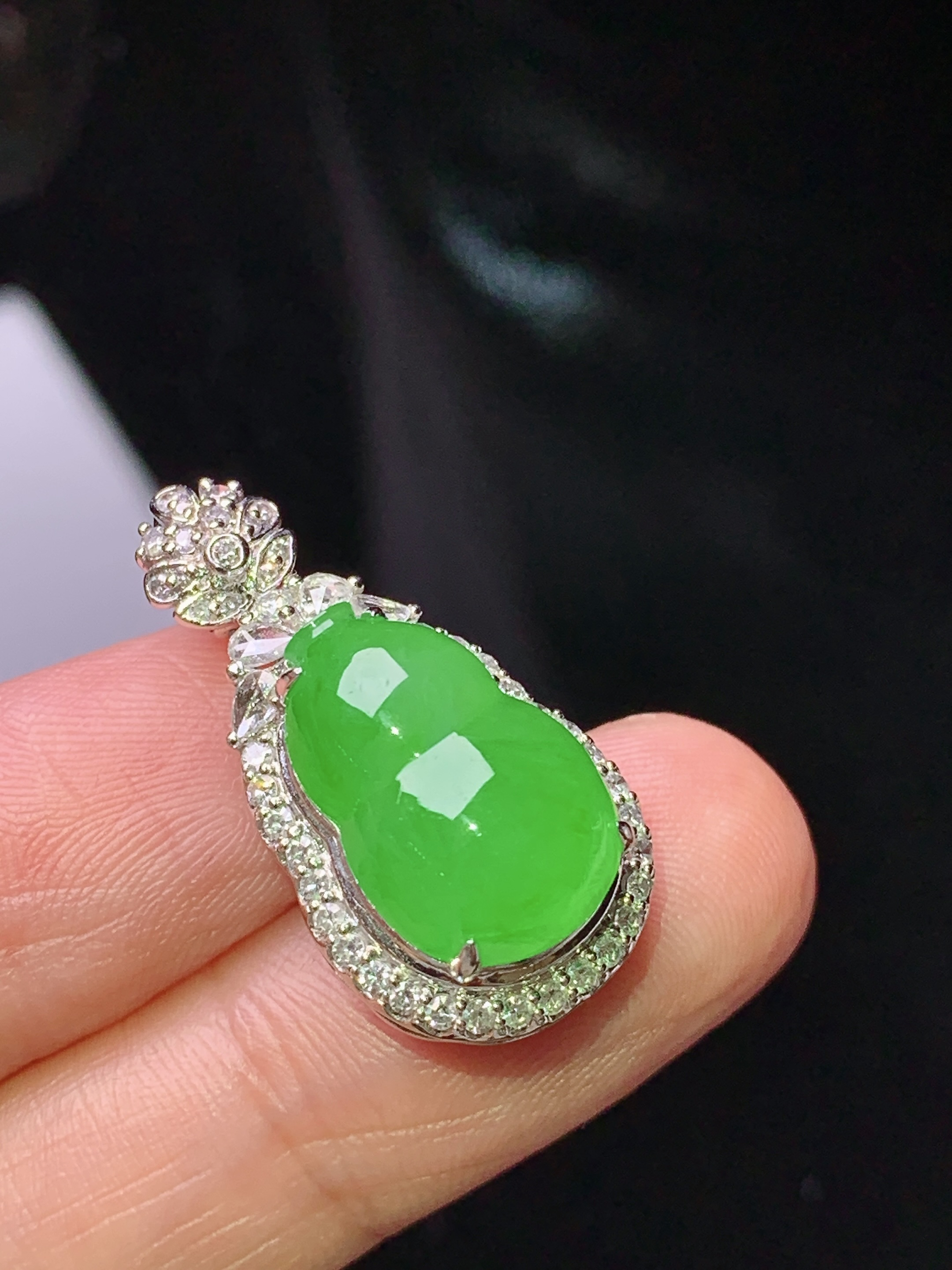 18k金钻镶嵌阳绿葫芦吊坠 玉质细腻 色泽艳丽清新 水润亮眼 整体尺寸26.2*13.3*11.5 h1