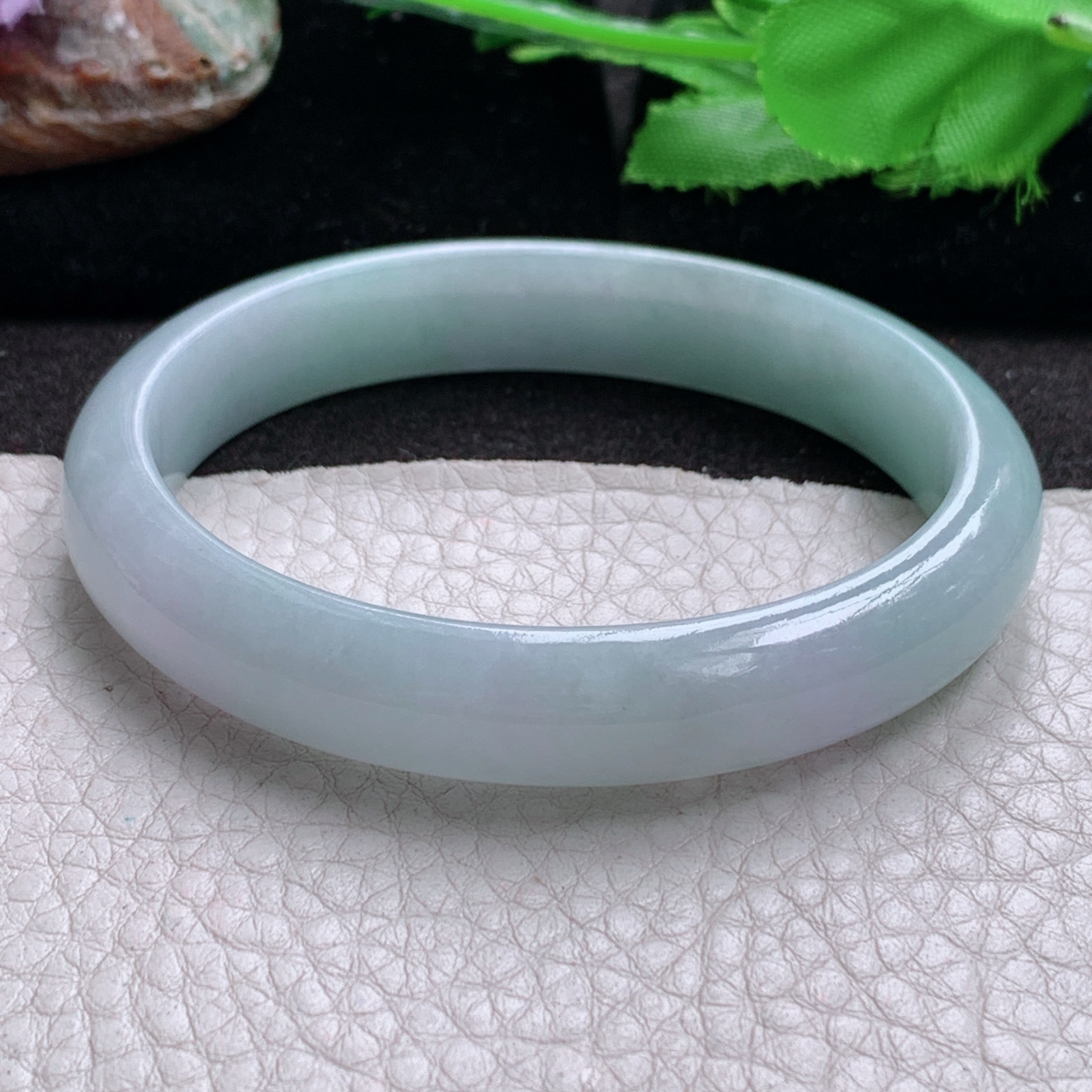 Js实拍57.5*48.5*11.5*7贵妃缅甸翡翠手镯淡绿宽边大圈口贵妃镯