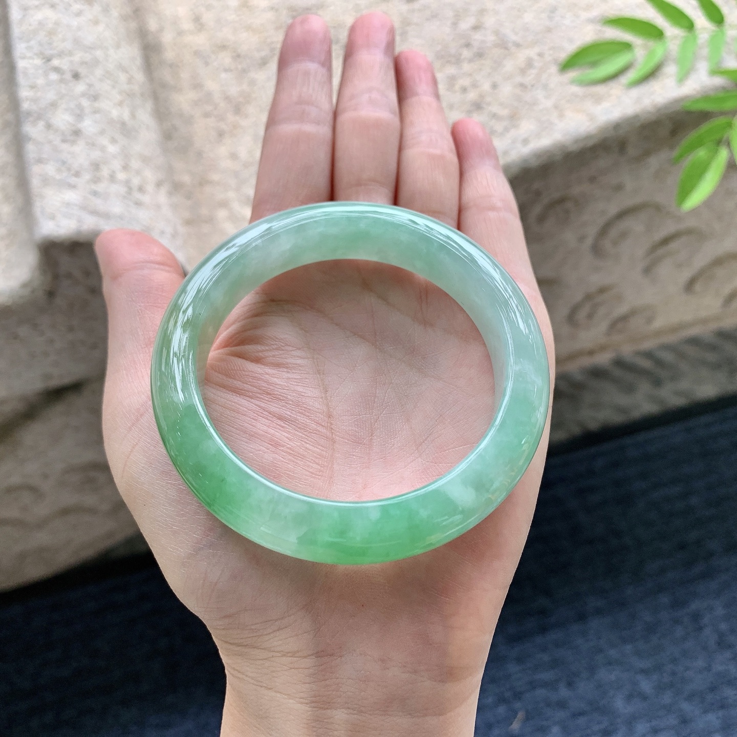 正圈55 56，圈口56/12.6/8.8，编码W6080219，糯冰黄加绿，水润，种老，细腻，无裂。