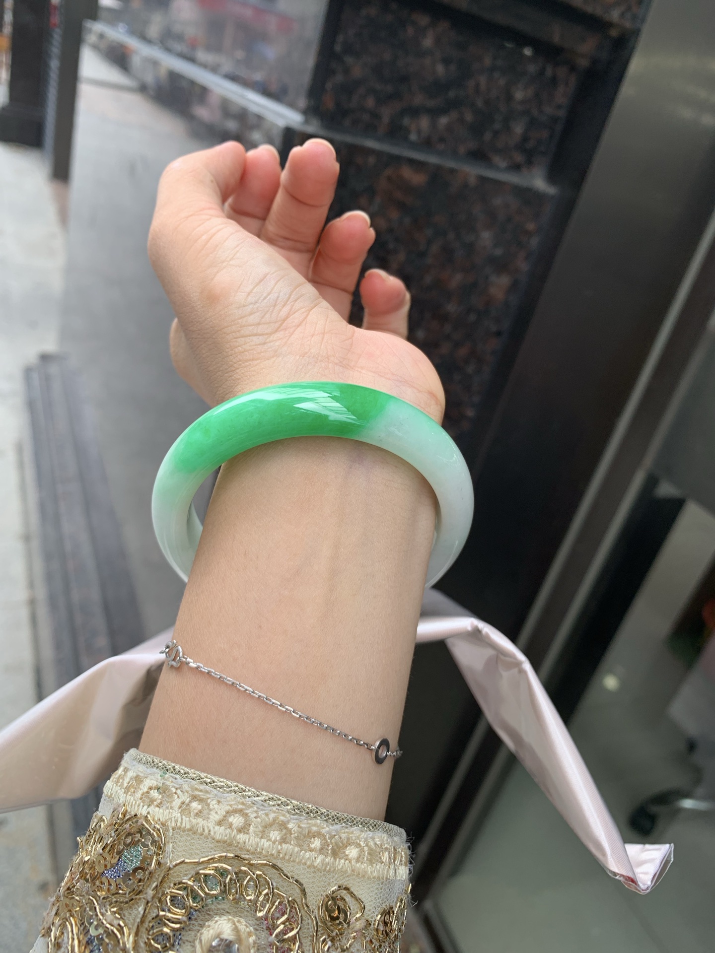 阳绿白底青正圈，58-7.8-13.5，0802-4A171-1，无裂，底妆水润，一节阳绿花，点缀腕间风华，干净纯净的底色上，一抹翠色肆意流淌，宛如春日里的繁华盛景