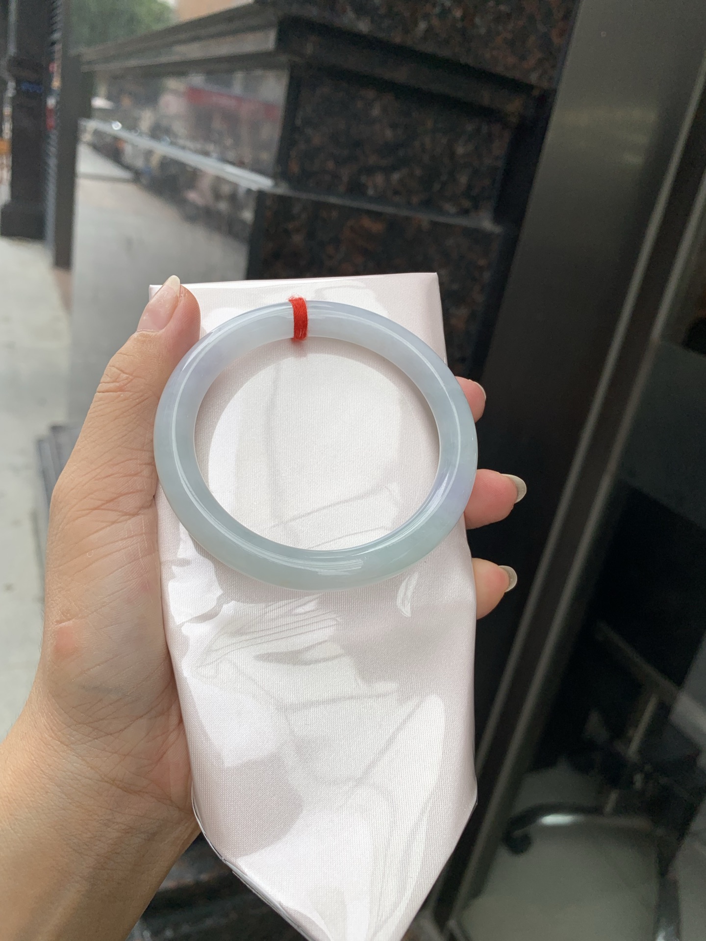 淡春彩圆条，57.5-8.6-8.9，0802-803-141，无裂，底妆水润细腻，淡淡粉底浅绿底色搭配，宛如春天的繁华。在岁月的长河流转中绽放着独特的魅力，气质温婉而迷人。