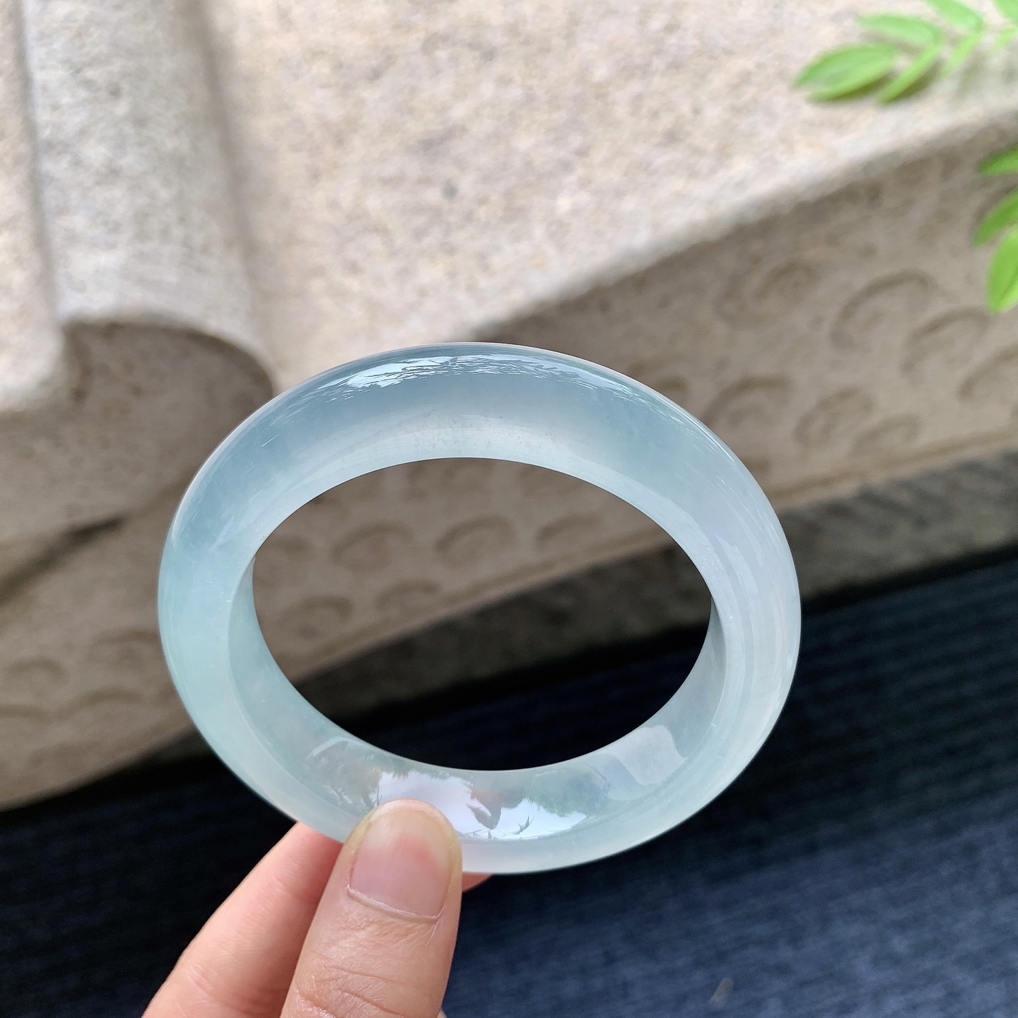 正圈57 58，圈口58.5/13.4/8.4，编码BA080318，描述冰种晴蓝，清透，水润，种老，细腻，打灯有絮线