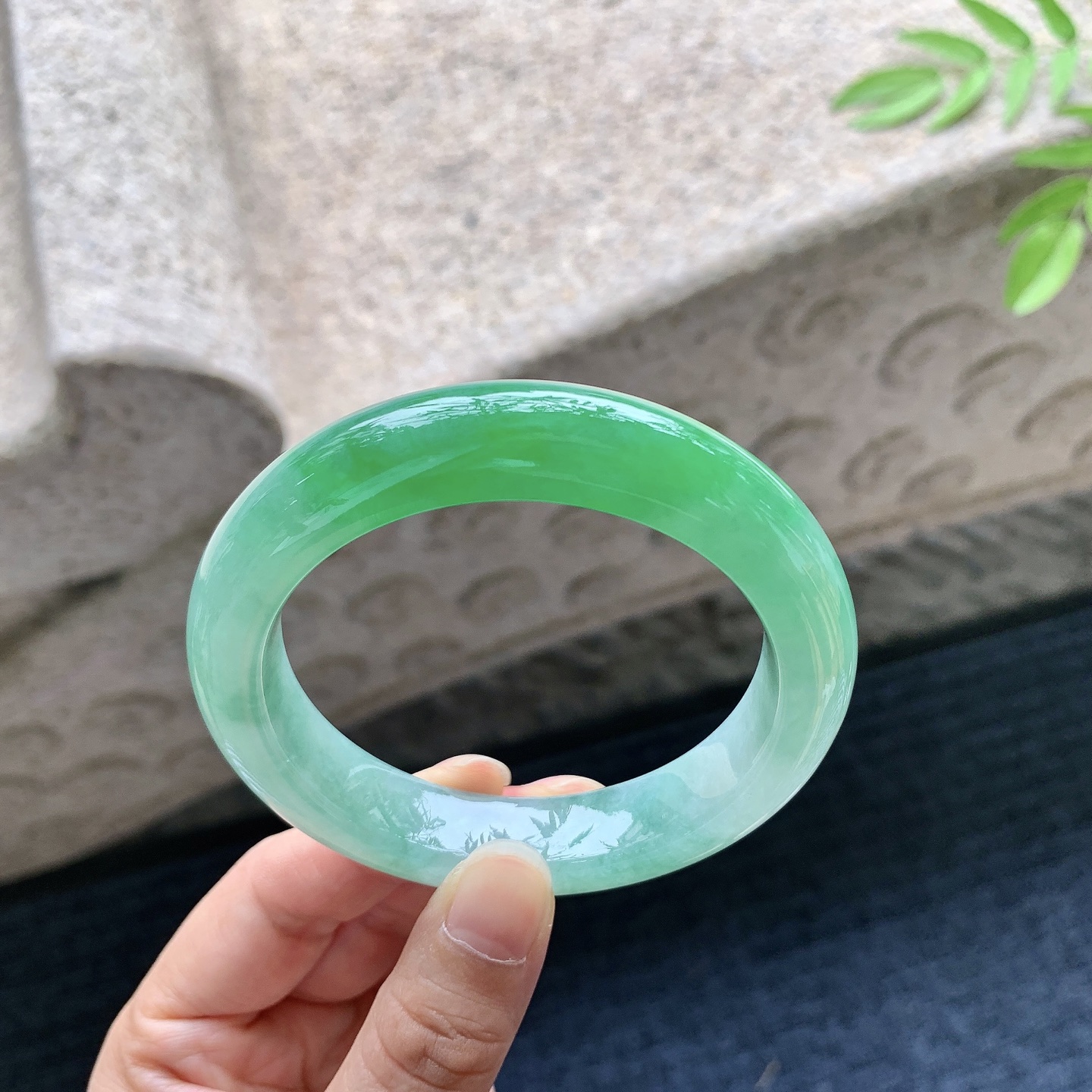 正圈55 56，圈口56.2/12.7/9.7，编码TR080204，冰糯飘辣绿，水润，种老，细腻，打灯有絮线