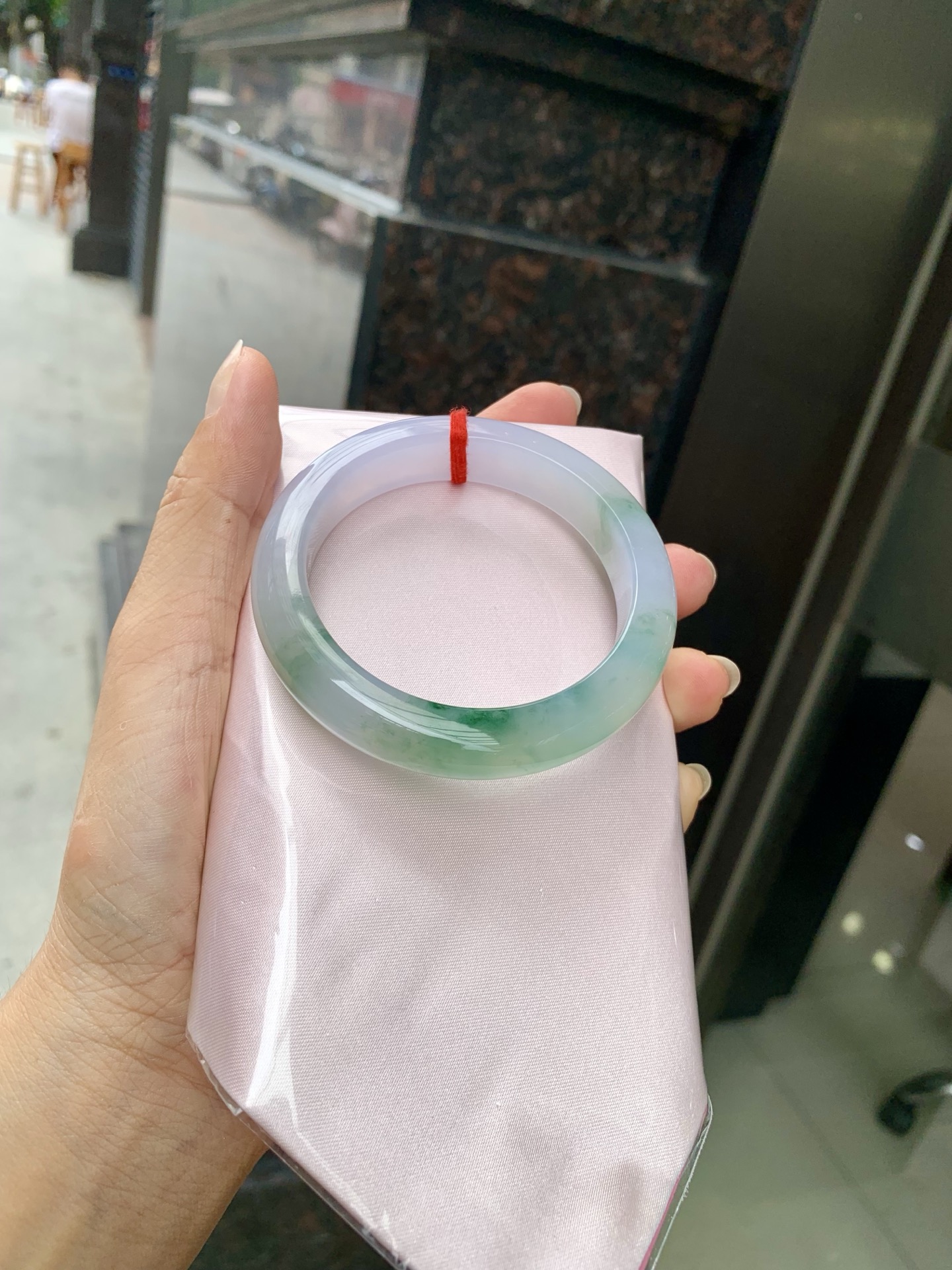冰飘绿花正圈，54.7-8.9-12，0802-782-76，打灯棉絮，冰润的底妆上半圈绿花点缀，简约却充满灵气，清新如芽，宛若自然的画卷凝结于腕间，静中带动，韵味悠长
