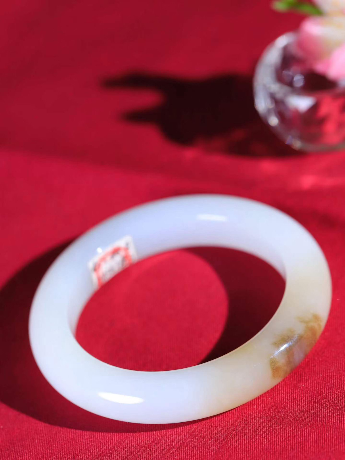 （一见倾心.手镯）

精品️和田玉糖白玉手镯，玉质温润细腻 油性十足 手感舒适，高华雅逸，线条流畅，简约大气，美自天成，素雅高贵。佩戴于腕间，婉约之美，举手投足间透出那低调奢华。重68.81克  内径55mm尺寸12.2-10.7mm  56702936A