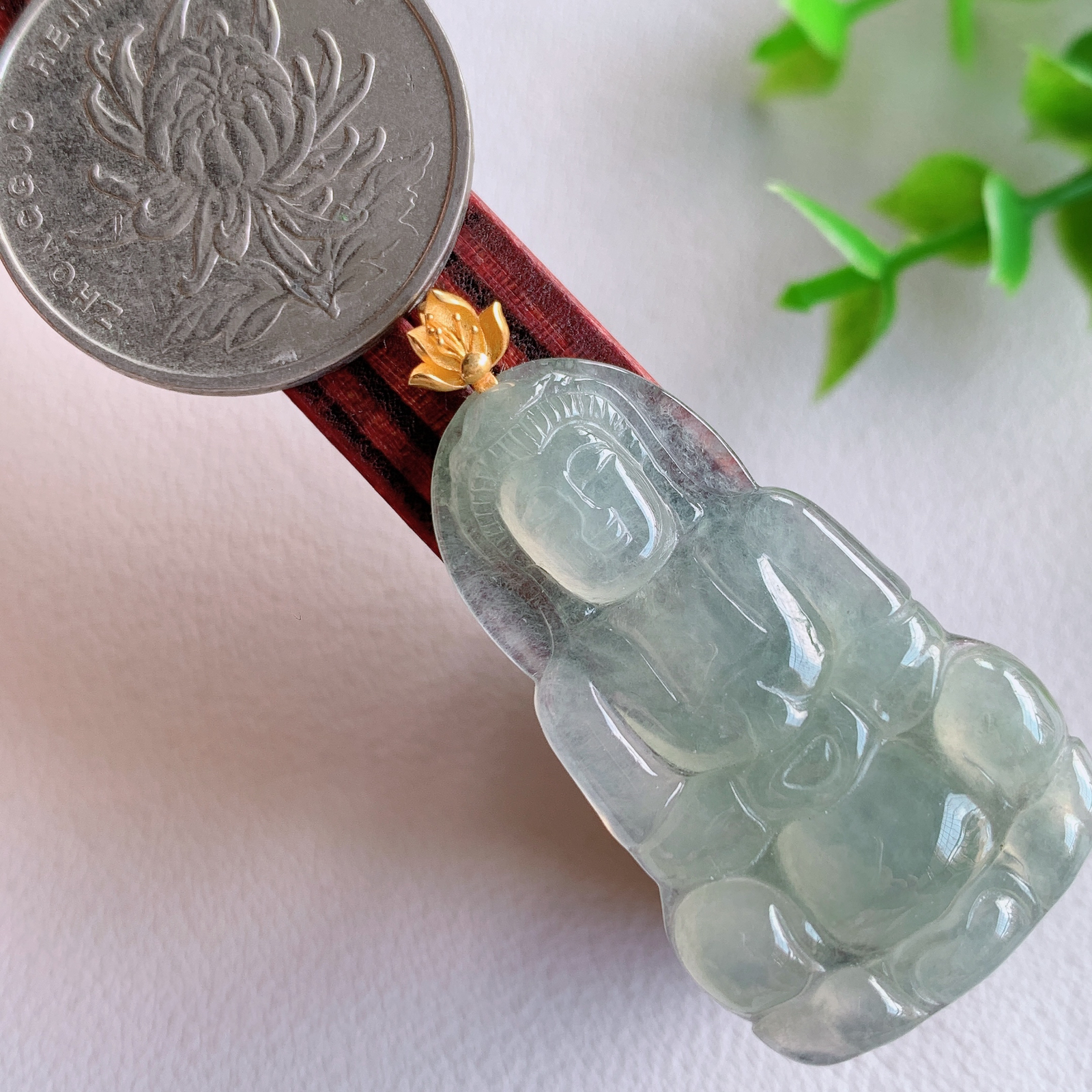 18k金扣冰润精雕观音吊坠，法相端庄大气，工艺精湛，种色浓郁，细腻饱满冰润，种老水足，收藏佳品，佩戴大气  W03.31  整体尺寸：42-21.8-4mm   裸石尺寸：36.5-21.8-4mm