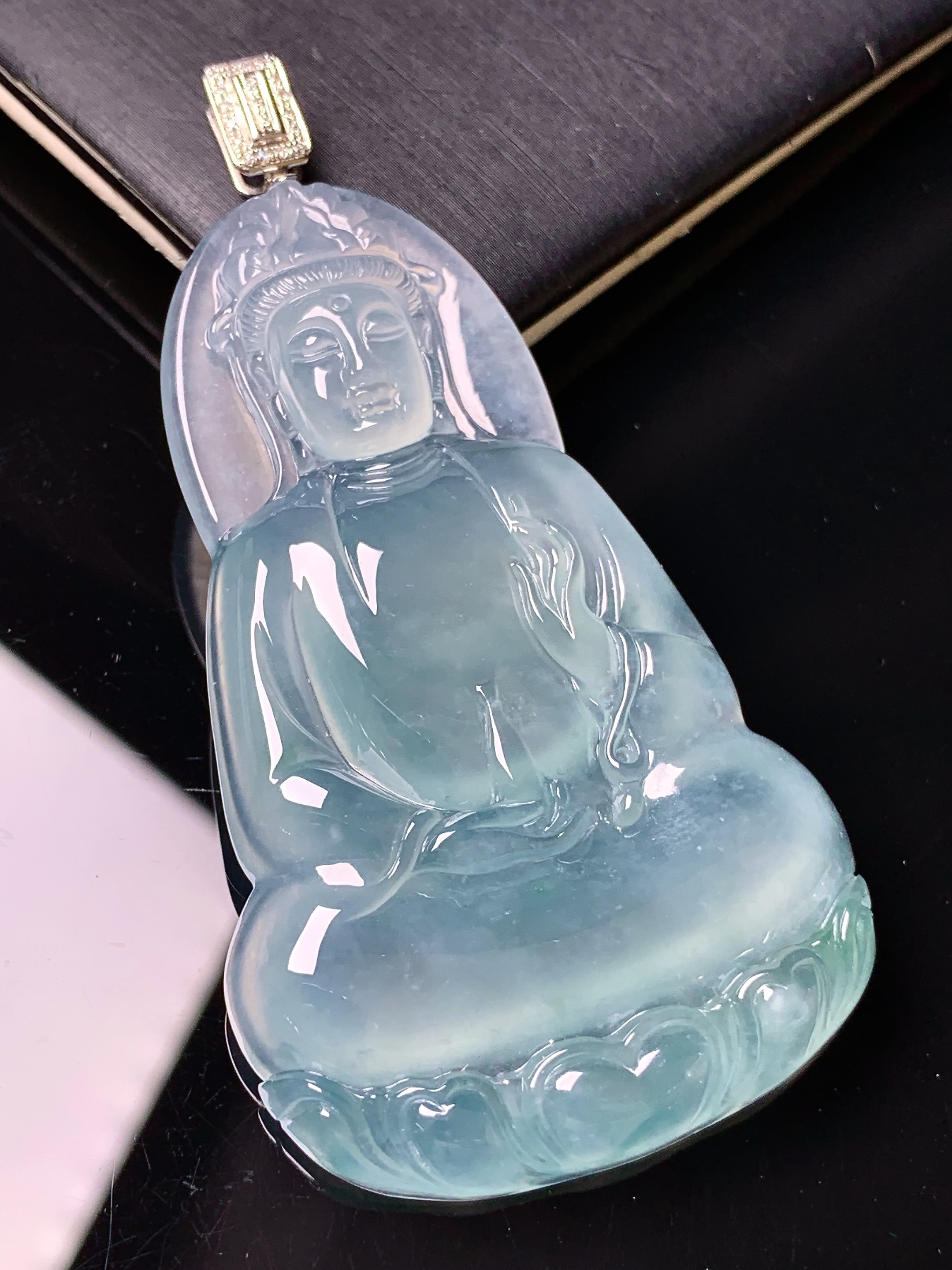 18k金钻镶嵌冰种晴底观音菩萨吊坠 玉质细腻 色泽艳丽清新 水润亮眼 整体尺寸68.6*35.8*6