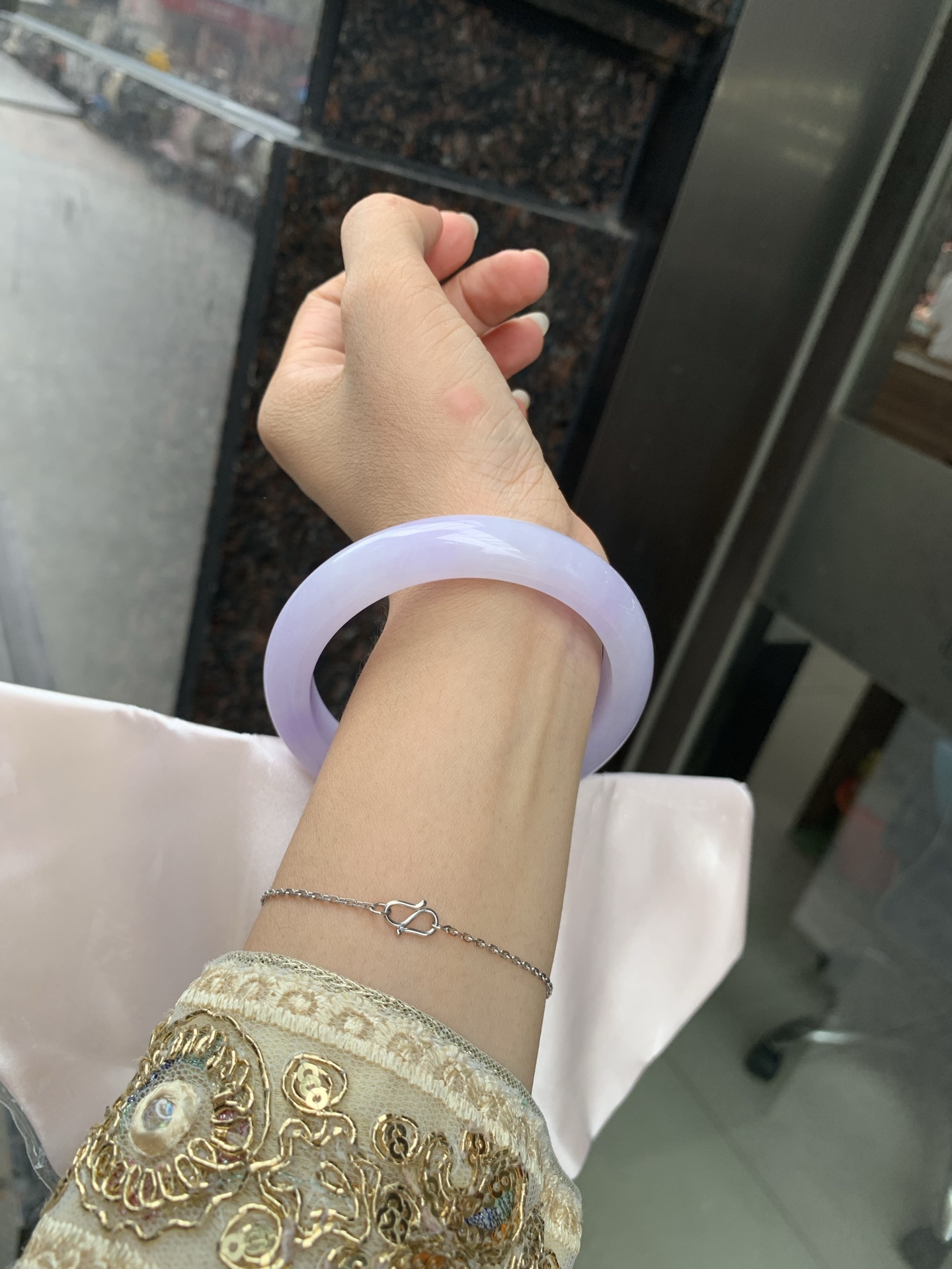 春彩正圈，打灯细纹，内圈微扣，底妆水润，满圈紫罗兰吸睛抢眼，两抹绿花点缀，浪漫迷人，仙气飘飘，优雅高贵显气质，感满满，紫罗兰自然光不失色，不同光线不一样视觉感受