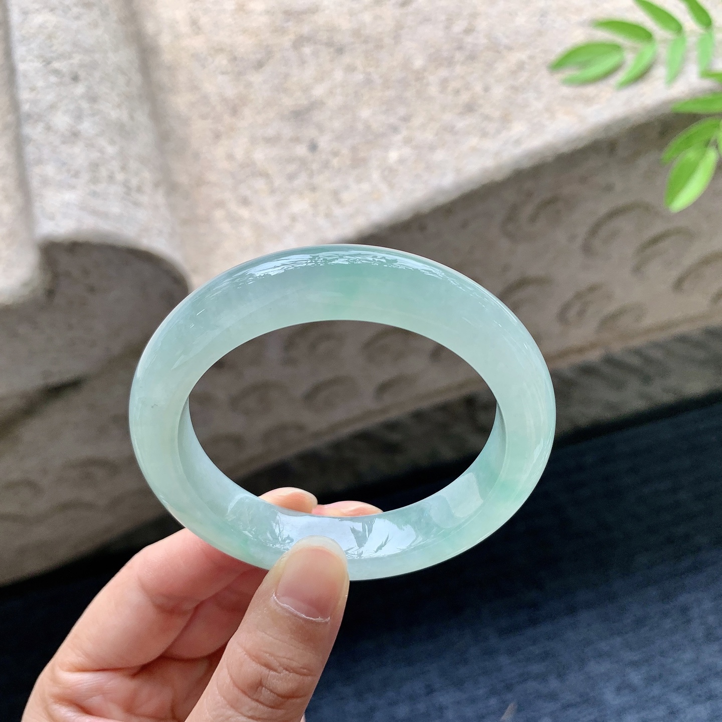 正圈52 53，圈口53.6/11.6/9，编码W6080216，描述糯冰淡绿，水润，种老，细腻，打灯有棉线