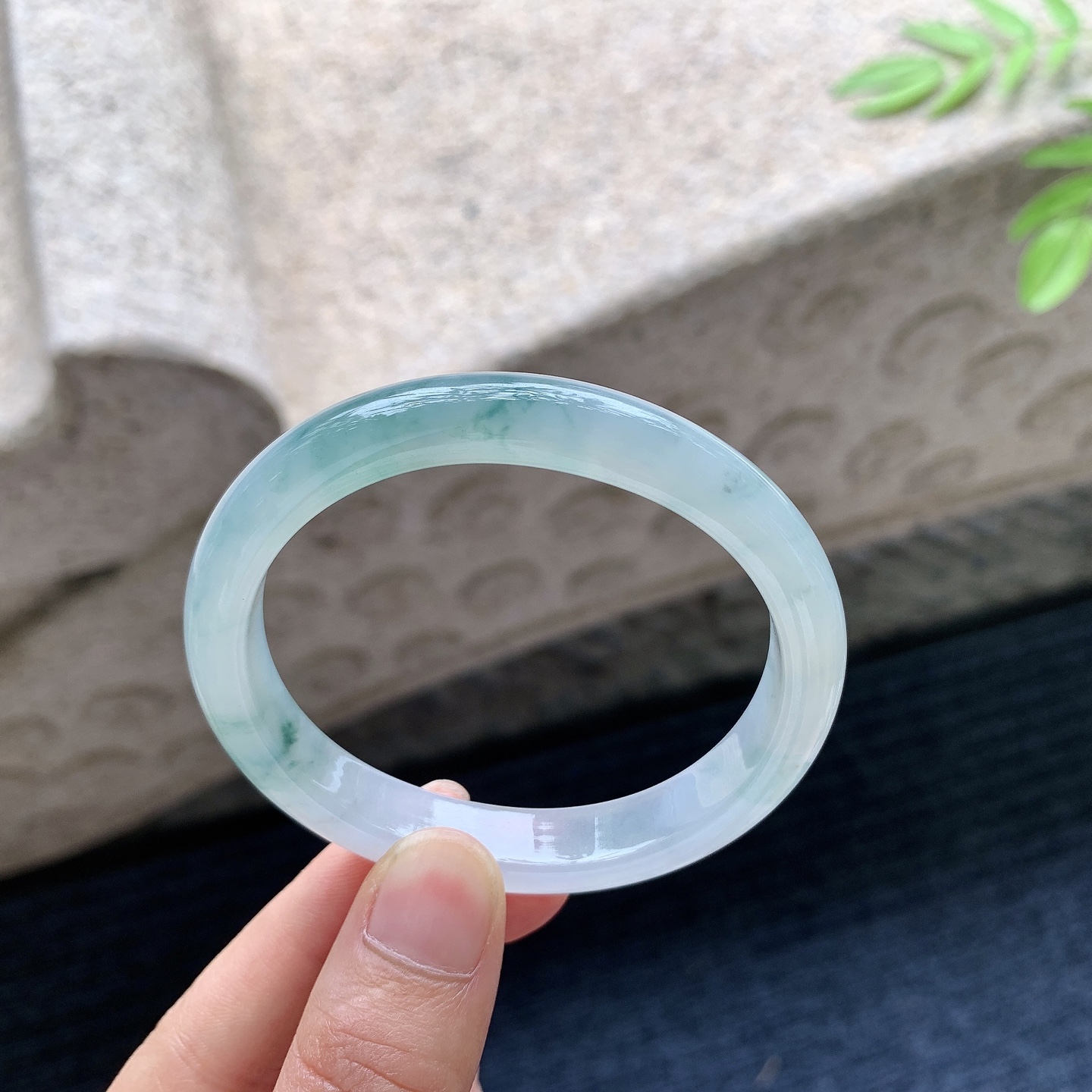 贵妃52 53，圈口53.5/48/9.7/6.9，编码HC080220，描述：糯冰飘花，水润，种老，细腻，无裂。
