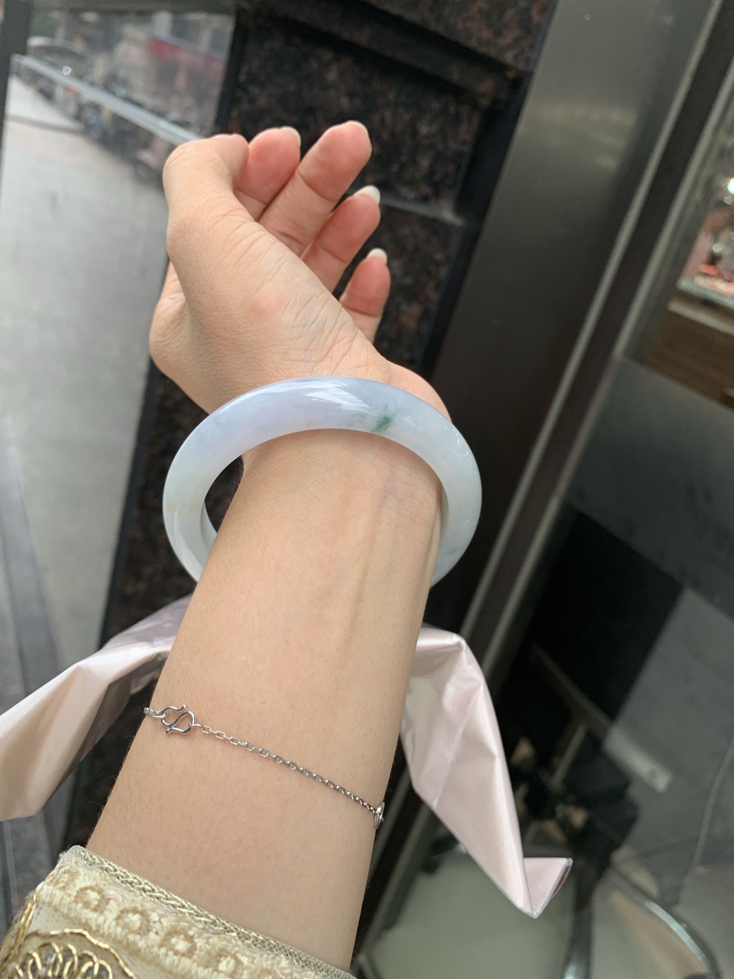 三彩正圈, 底妆水润，春彩洒金，有三彩特色，仿佛彩虹般的色彩，绚丽梦幻，气质清新淡雅，上手靓丽大方。