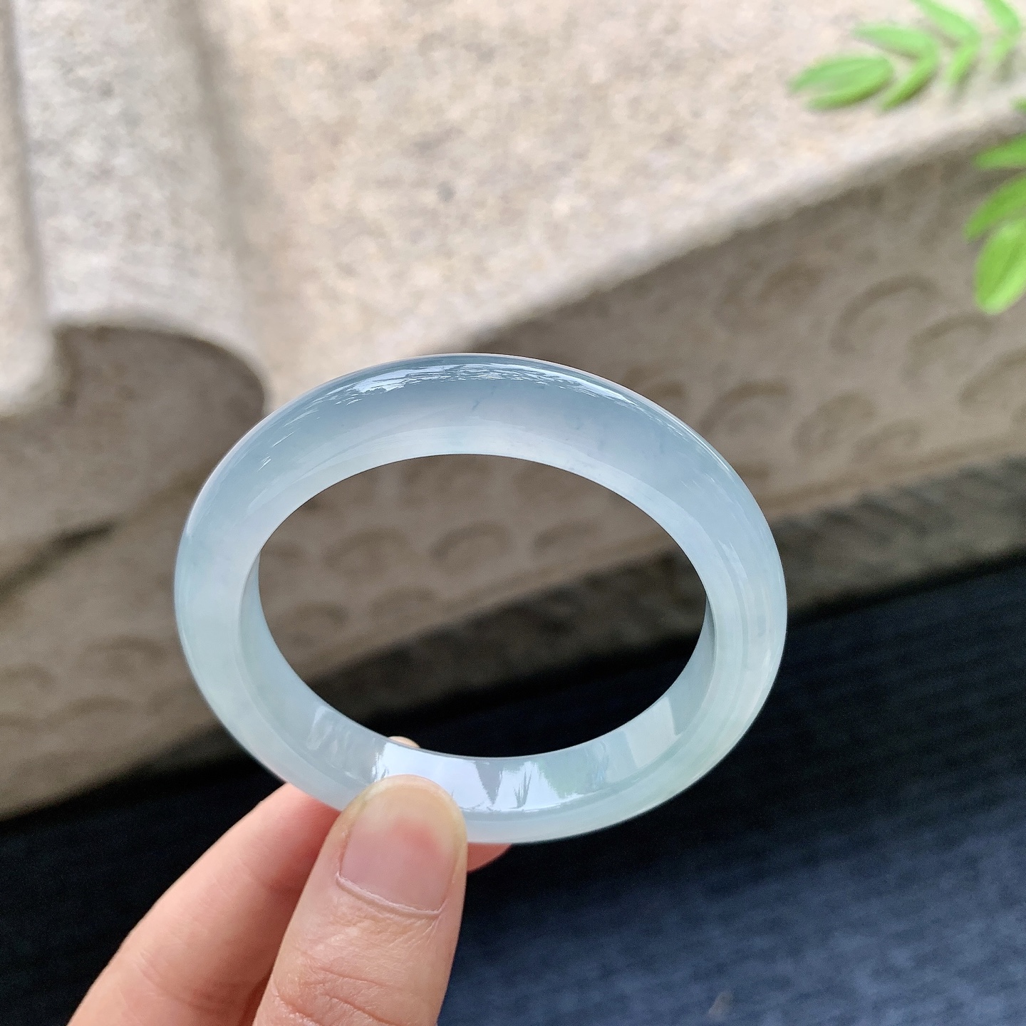 正圈48 49，圈口49.2/9.7/7.7，编码DZ080312，冰糯晴蓝，水润，种老，细腻，无裂。