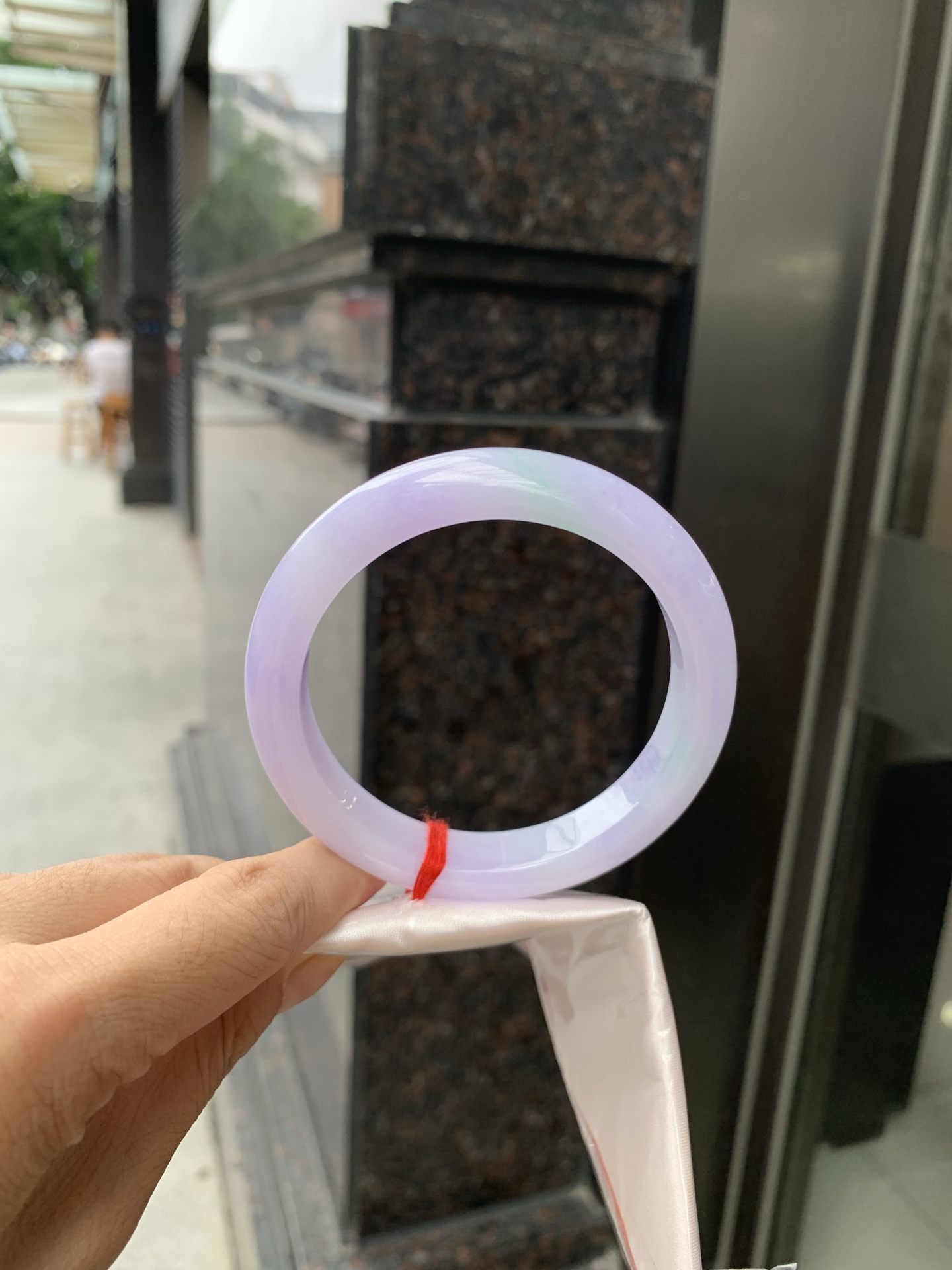 春彩正圈，打灯细纹，内圈微扣，底妆水润，满圈紫罗兰吸睛抢眼，两抹绿花点缀，浪漫迷人，仙气飘飘，优雅高贵显气质，感满满，紫罗兰自然光不失色，不同光线不一样视觉感受