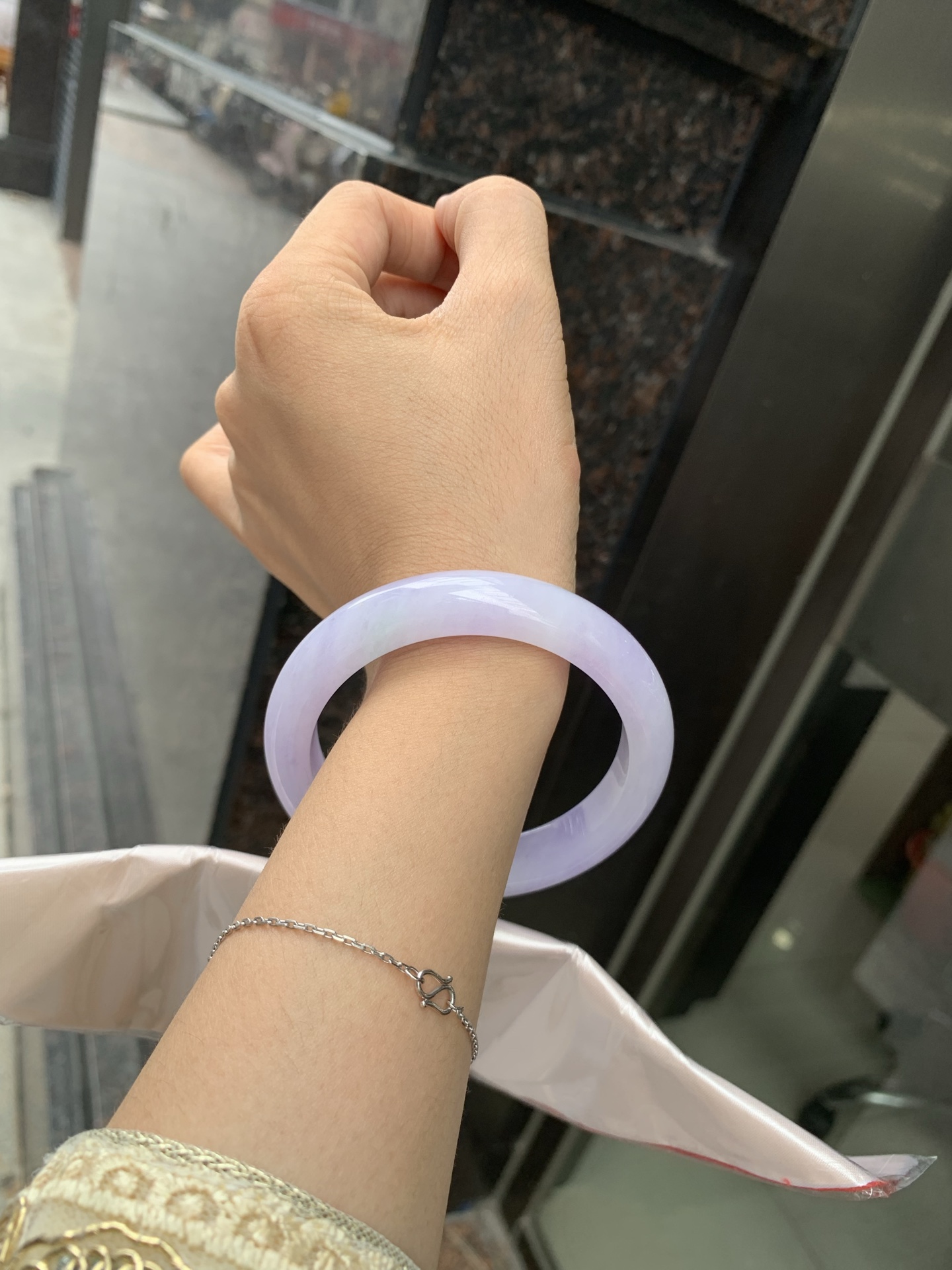 春彩正圈，打灯细纹，内圈微扣，底妆水润，满圈紫罗兰吸睛抢眼，两抹绿花点缀，浪漫迷人，仙气飘飘，优雅高贵显气质，感满满，紫罗兰自然光不失色，不同光线不一样视觉感受
