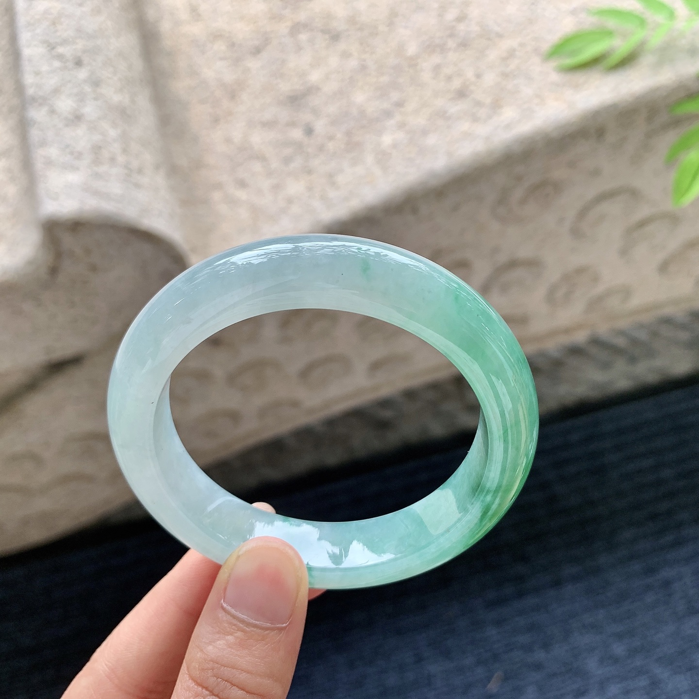 正圈53 54，圈口54.3/12.2/8.8，编码WW080331，冰糯飘绿，水润，种老，细腻，无裂。