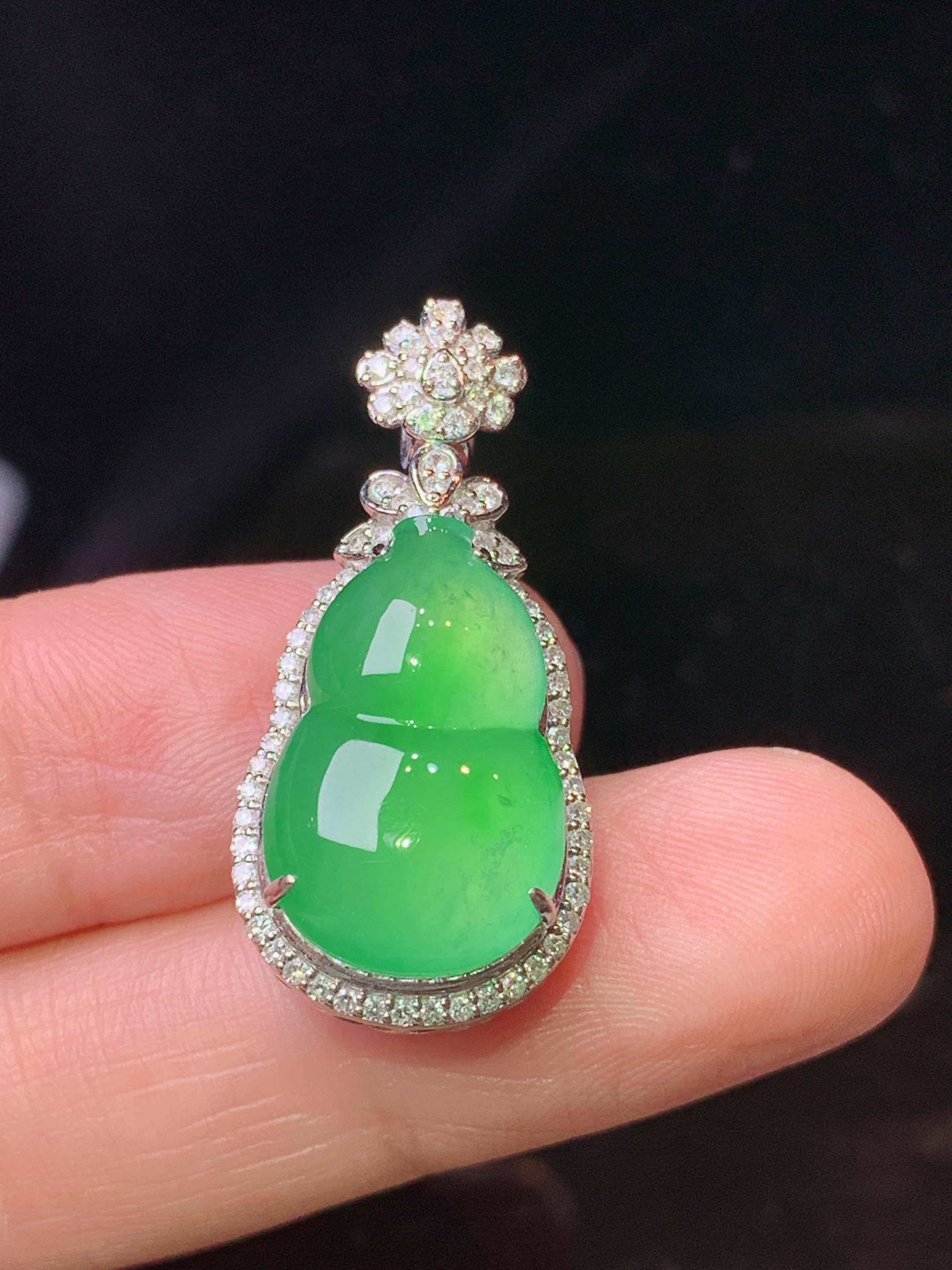 18k金钻镶嵌冰阳绿葫芦吊坠 玉质细腻 色泽艳丽清新 水润亮眼 整体尺寸30.3*14.3*9.5 L2
