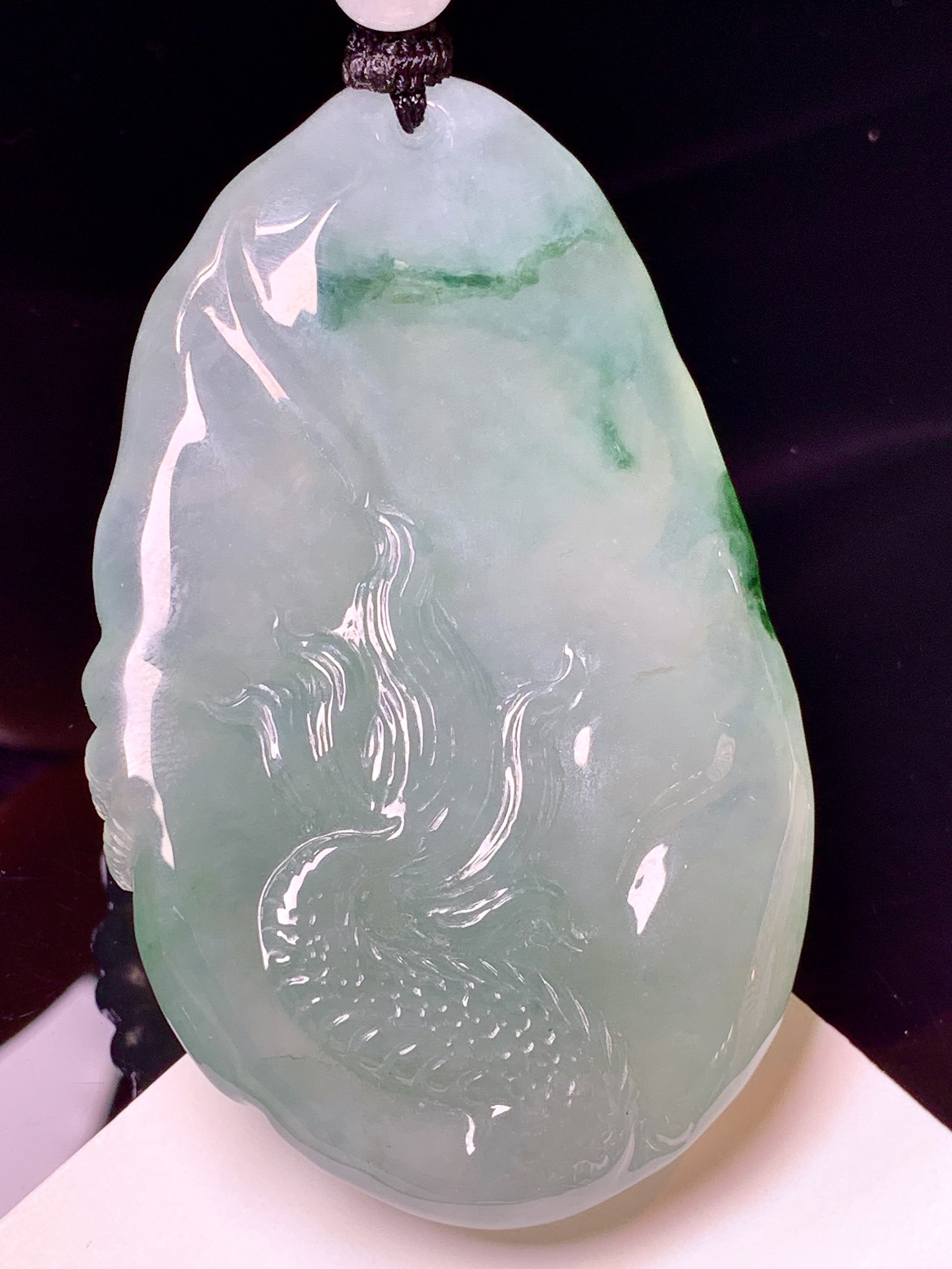 飘绿龙牌吊坠 玉质细腻 色泽艳丽清新 水润亮眼 整体尺寸65.2*40*12.3 L1