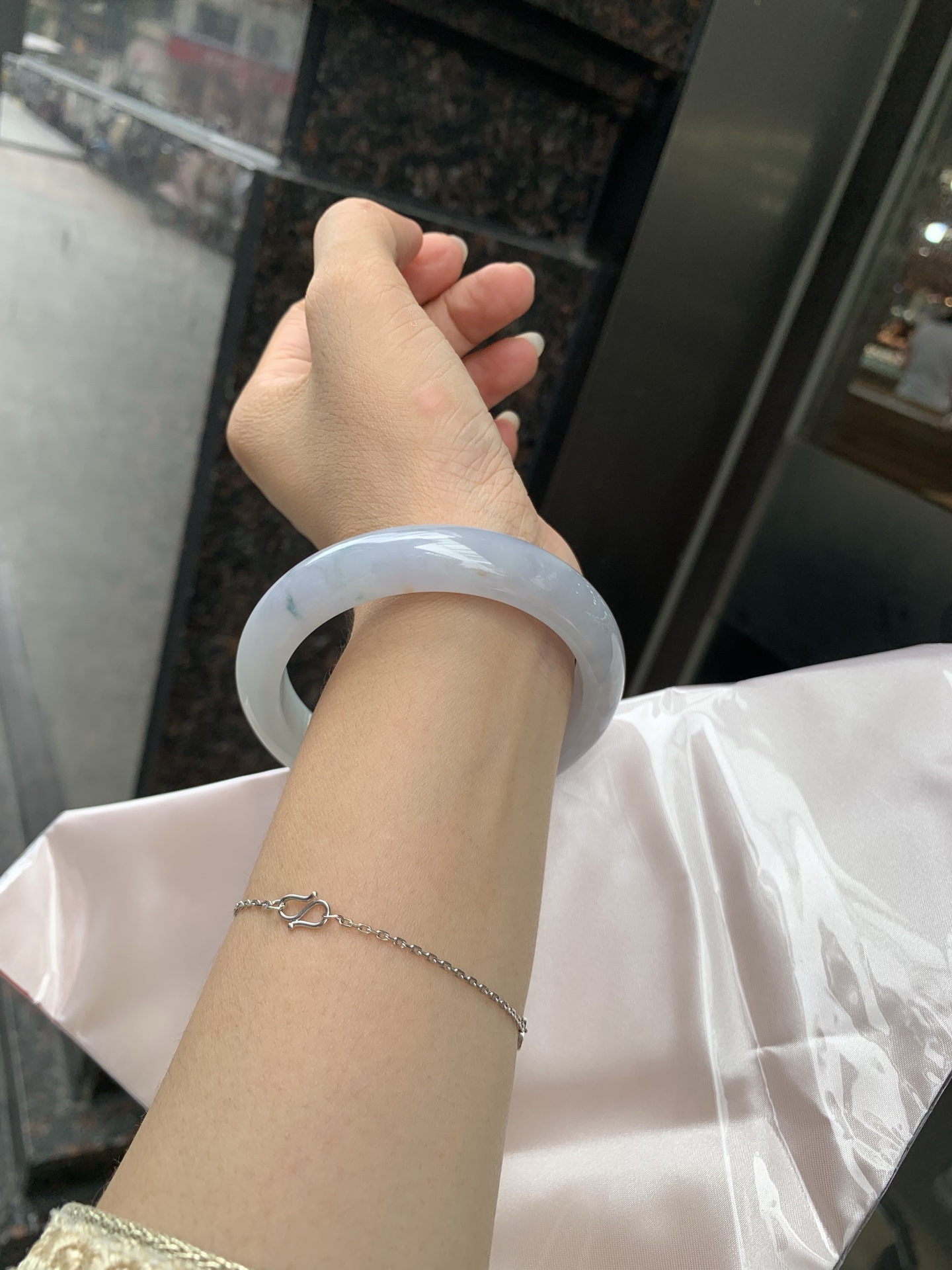 三彩正圈,底妆水润，春彩洒金，有三彩特色，仿佛彩虹般的色彩，绚丽梦幻，气质清新淡雅，上手靓丽大方。