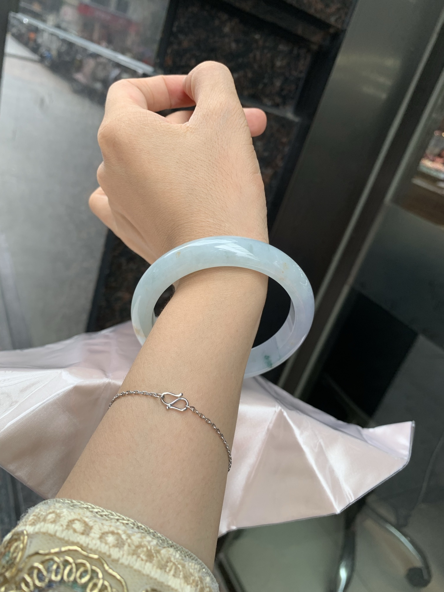 三彩正圈, 底妆水润，春彩洒金，有三彩特色，仿佛彩虹般的色彩，绚丽梦幻，气质清新淡雅，上手靓丽大方。