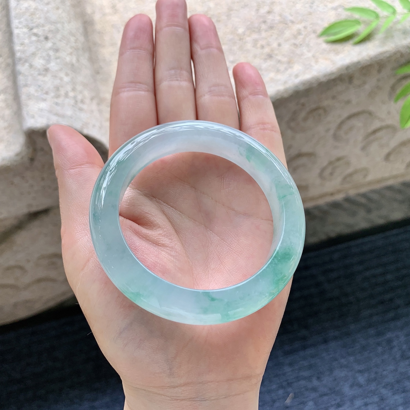 正圈53 54，圈口54/12/9.4，编码A1080320，描述冰糯飘绿花，清透，水润，种老，细腻
