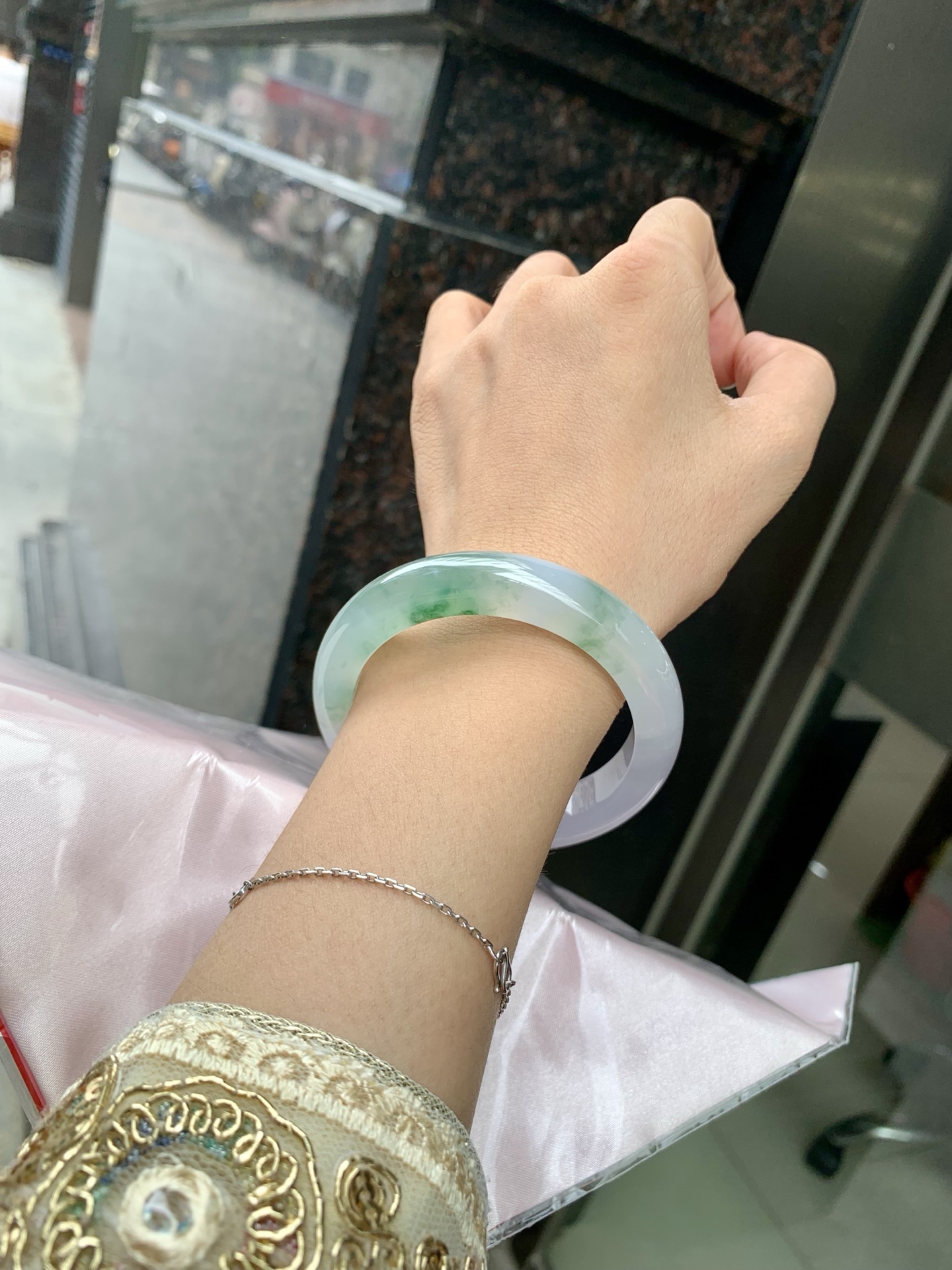 冰飘绿花正圈，54.7-8.9-12，0802-782-76，打灯棉絮，冰润的底妆上半圈绿花点缀，简约却充满灵气，清新如芽，宛若自然的画卷凝结于腕间，静中带动，韵味悠长