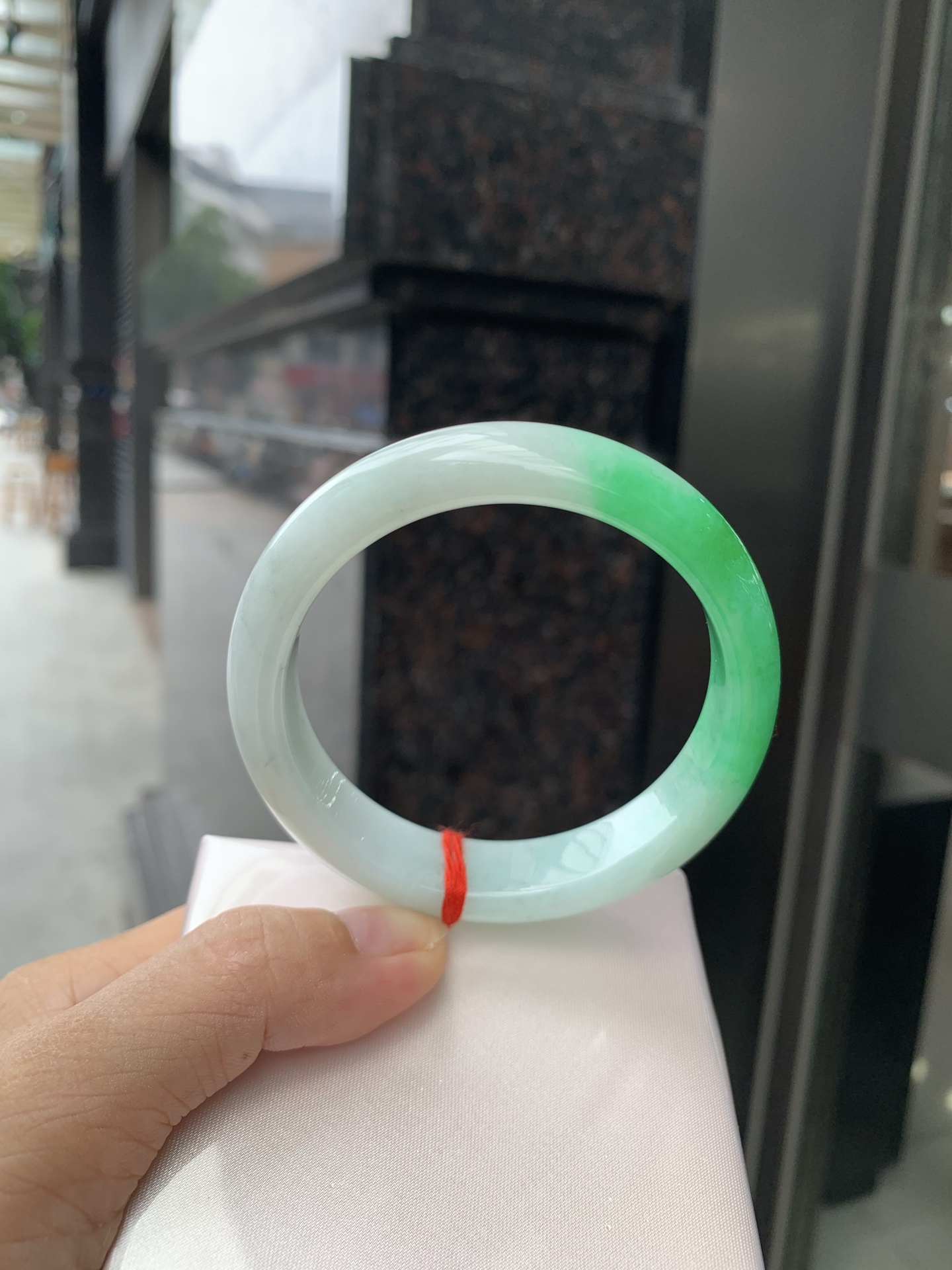 阳绿白底青正圈，58-7.8-13.5，0802-4A171-1，无裂，底妆水润，一节阳绿花，点缀腕间风华，干净纯净的底色上，一抹翠色肆意流淌，宛如春日里的繁华盛景