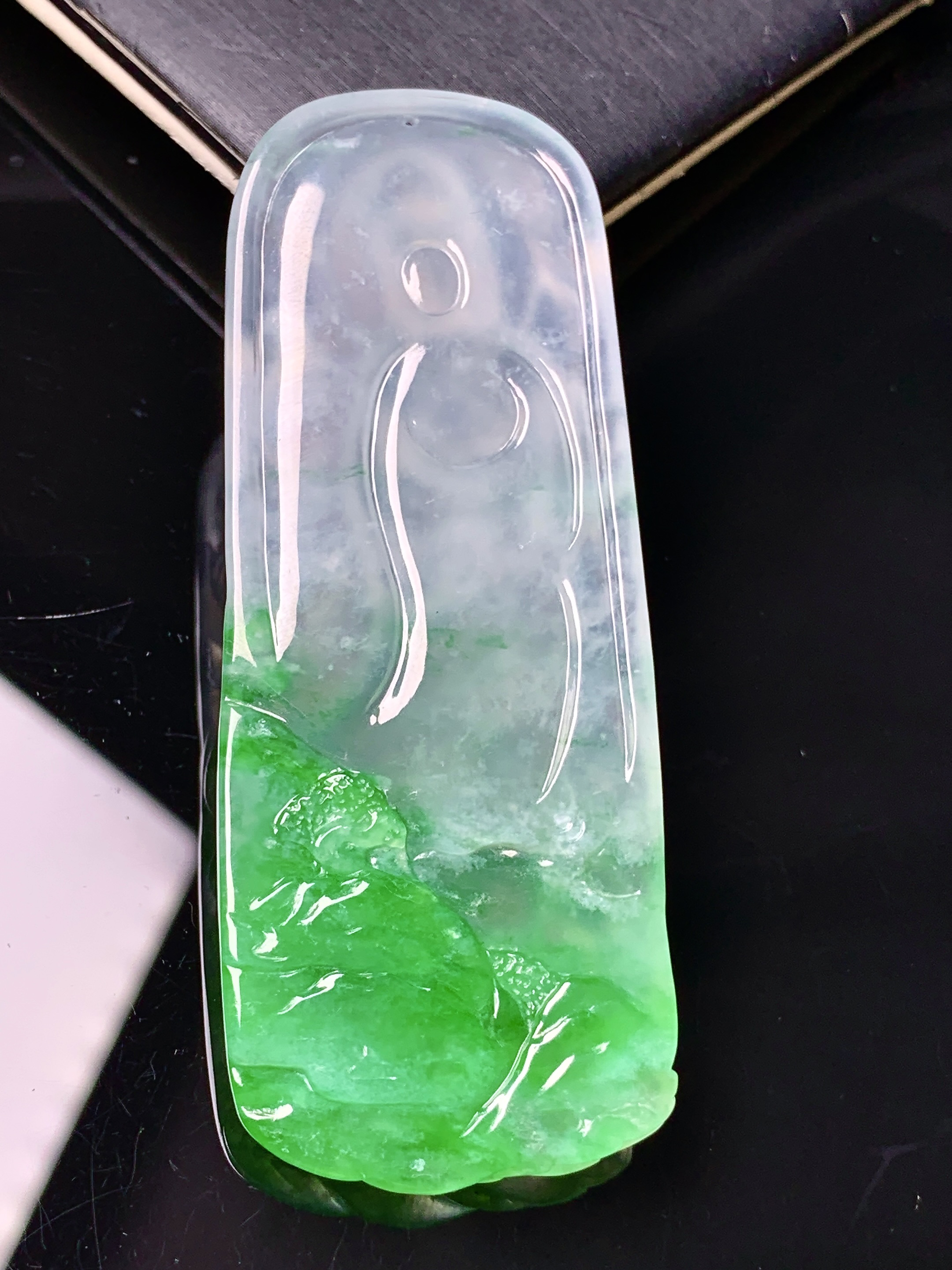 飘绿观音菩萨吊坠 玉质细腻 色泽艳丽清新 水润亮眼 整体尺寸68.8*26.7*6.5 c1
