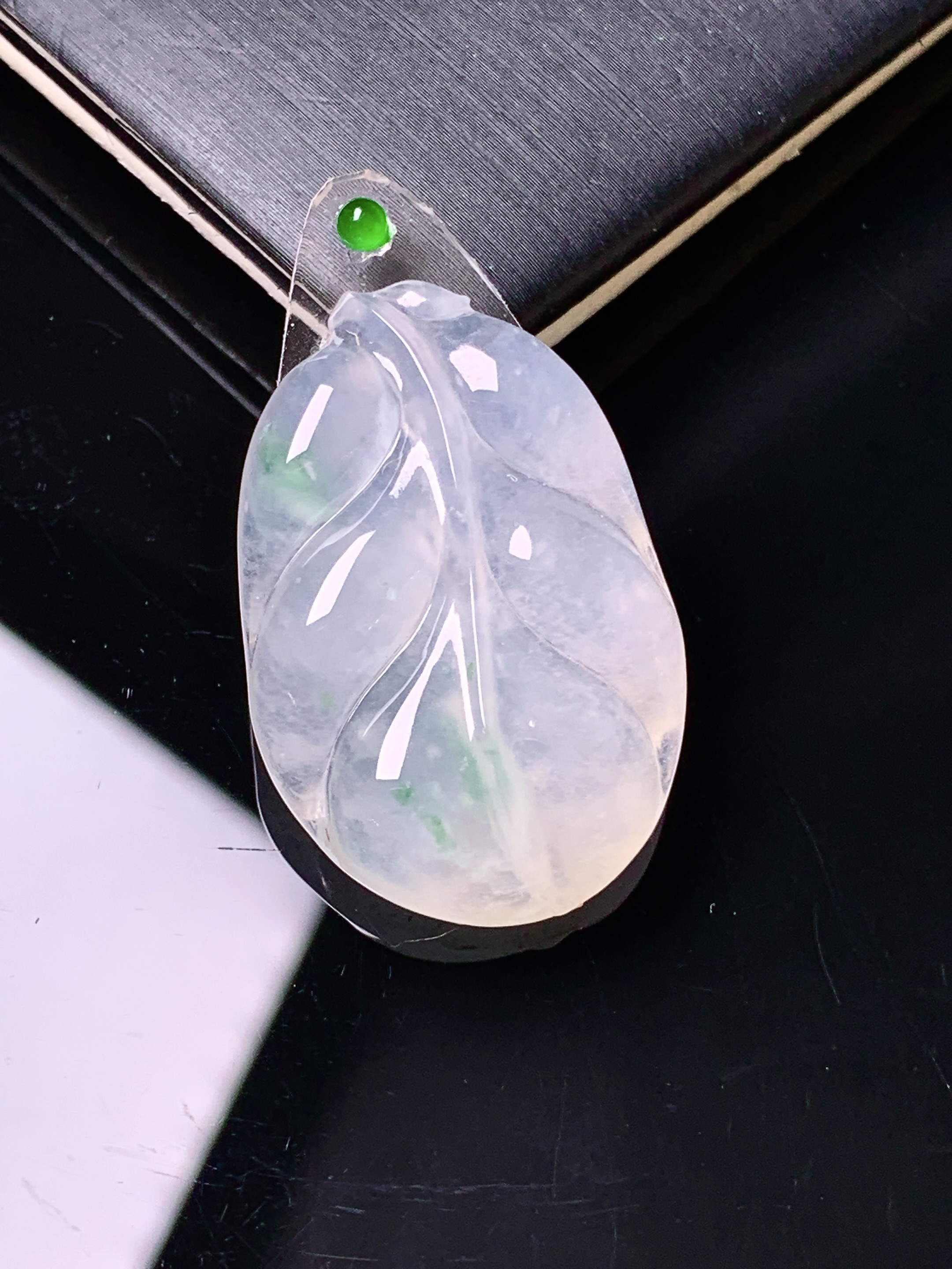 镶嵌款 冰种树叶吊坠 玉质细腻 色泽艳丽清新 水润亮眼 整体尺寸32.2*21.3*4.8 2x