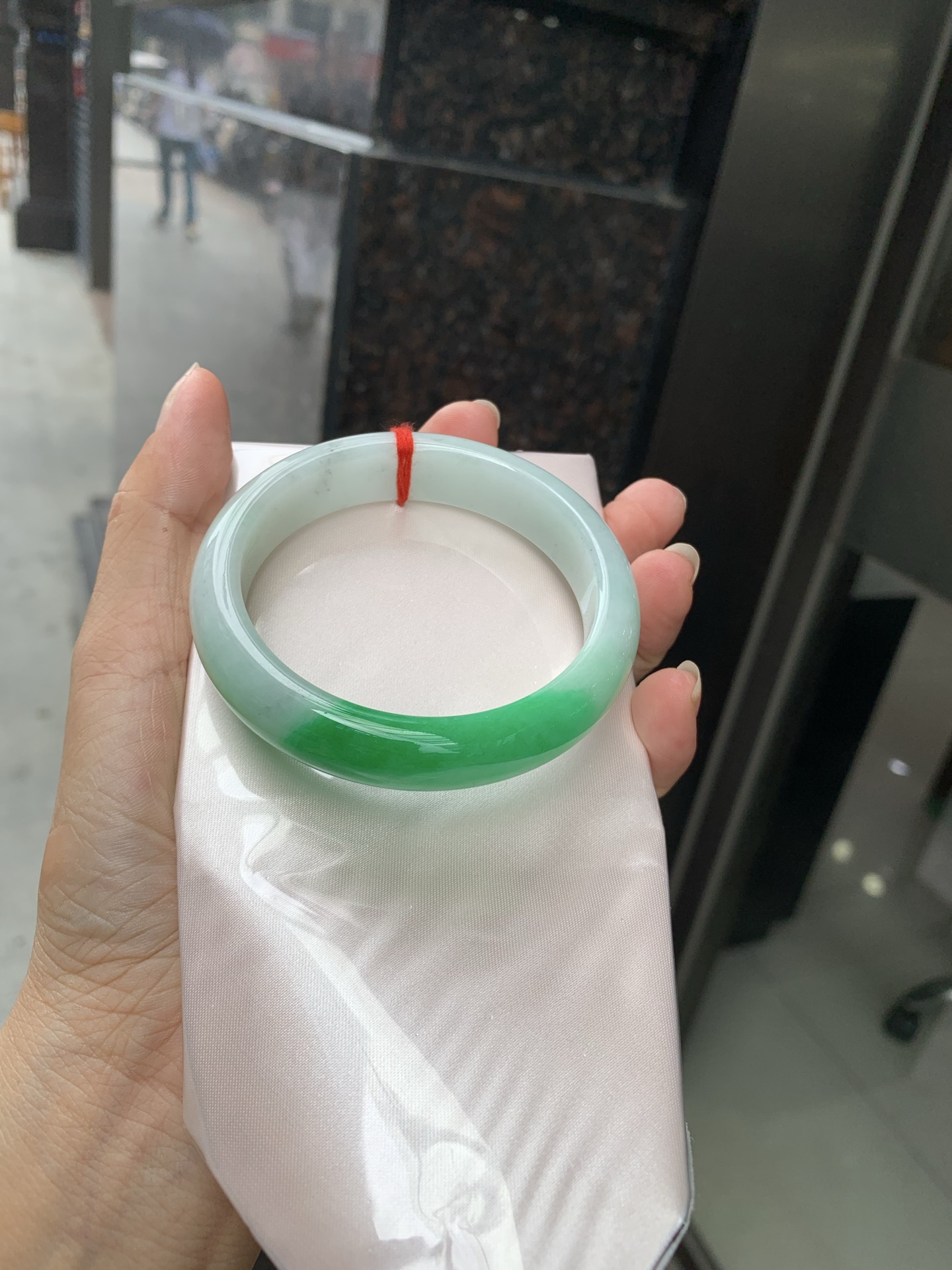 阳绿白底青正圈，58-7.8-13.5，0802-4A171-1，无裂，底妆水润，一节阳绿花，点缀腕间风华，干净纯净的底色上，一抹翠色肆意流淌，宛如春日里的繁华盛景