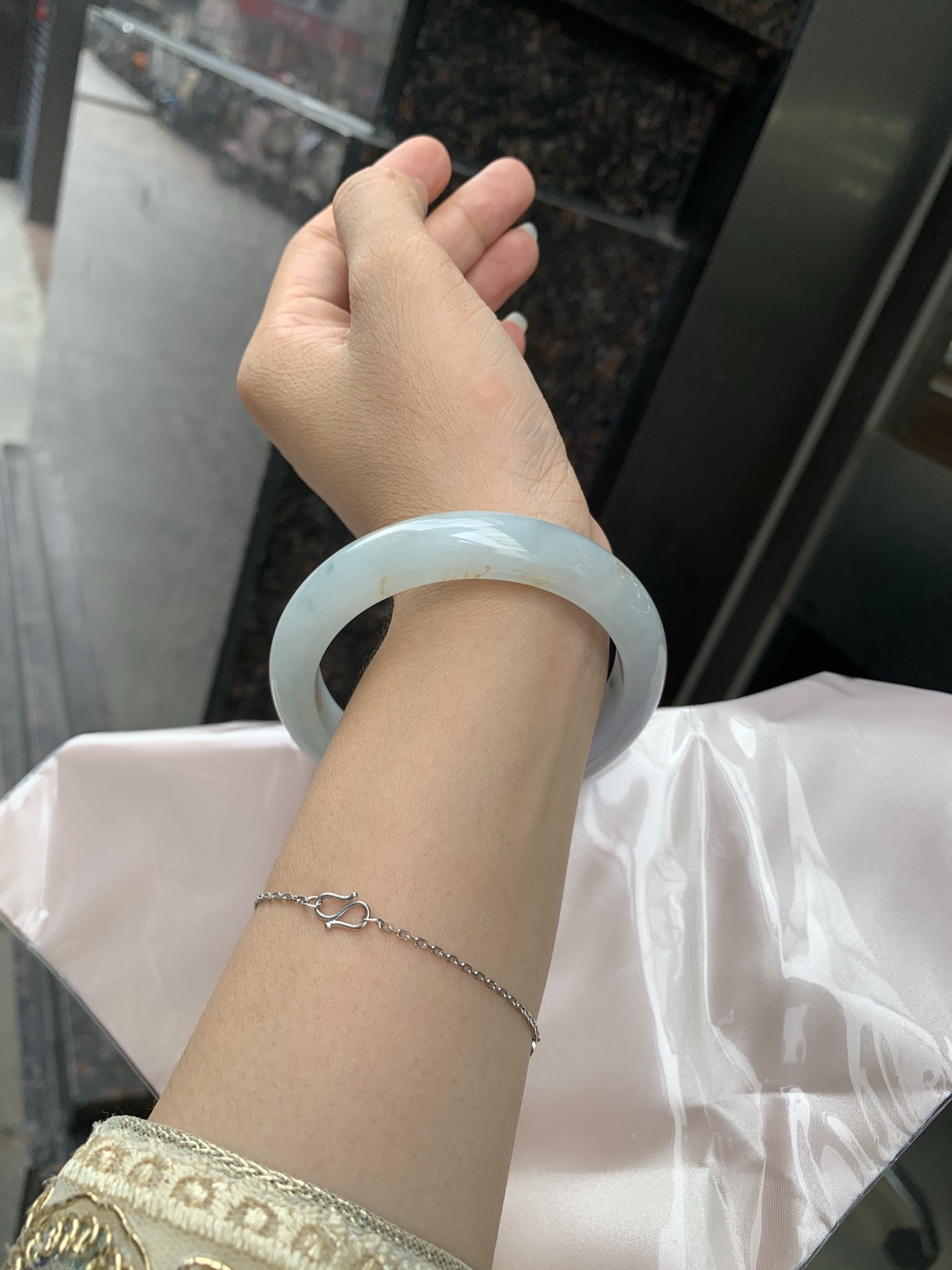 三彩正圈, 底妆水润，春彩洒金，有三彩特色，仿佛彩虹般的色彩，绚丽梦幻，气质清新淡雅，上手靓丽大方。