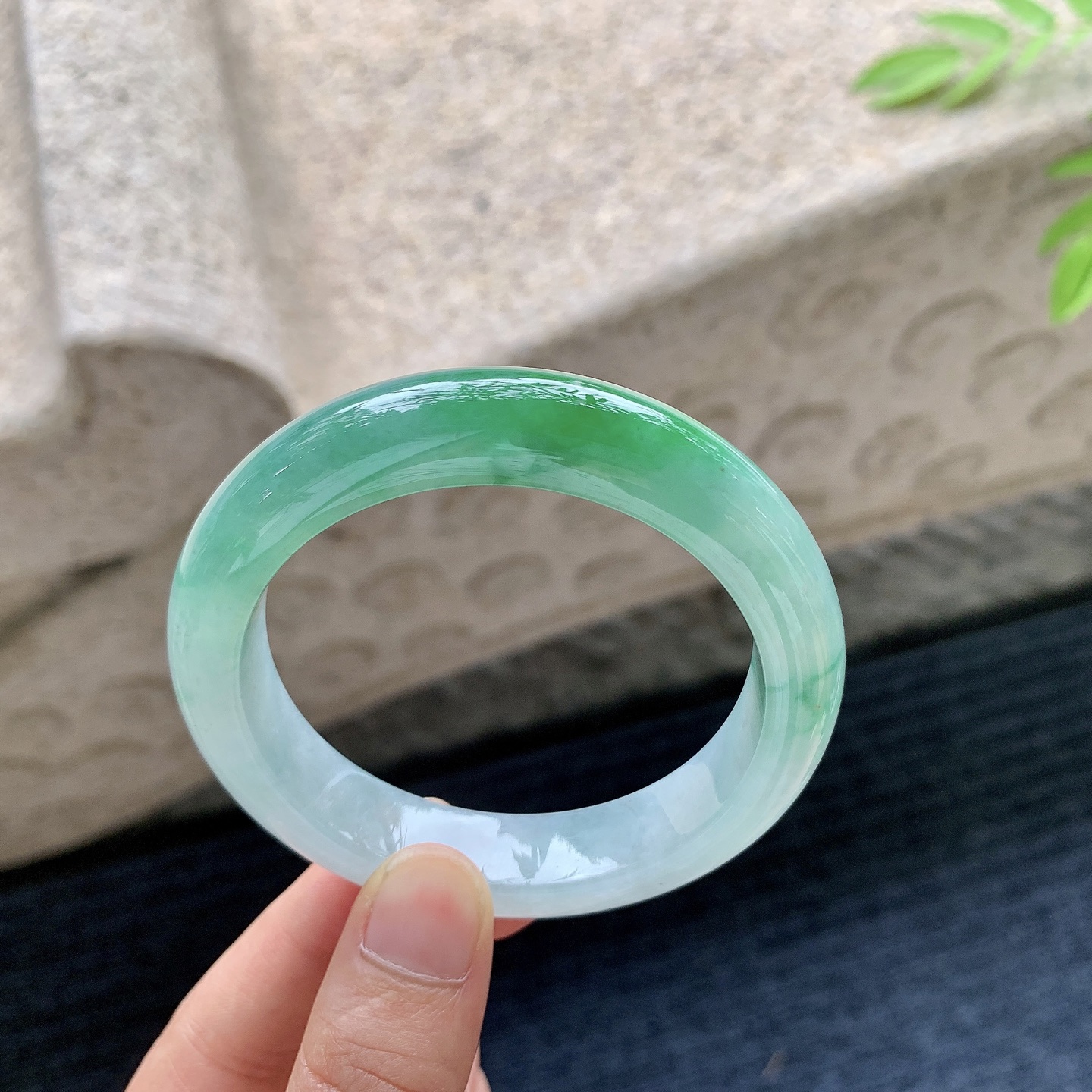 正圈53 54，圈口54.3/12.2/8.8，编码WW080331，冰糯飘绿，水润，种老，细腻，无裂。