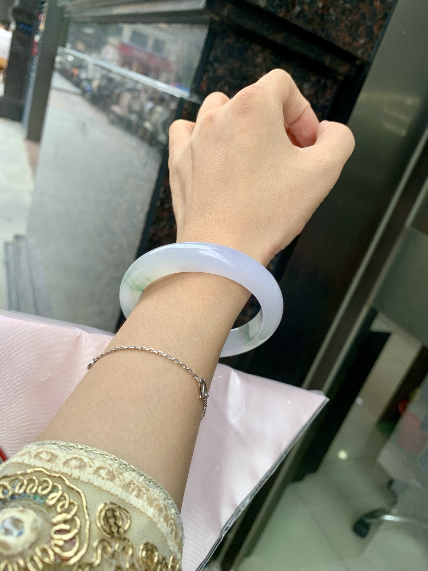 冰飘绿花正圈，54.7-8.9-12，0802-782-76，打灯棉絮，冰润的底妆上半圈绿花点缀，简约却充满灵气，清新如芽，宛若自然的画卷凝结于腕间，静中带动，韵味悠长