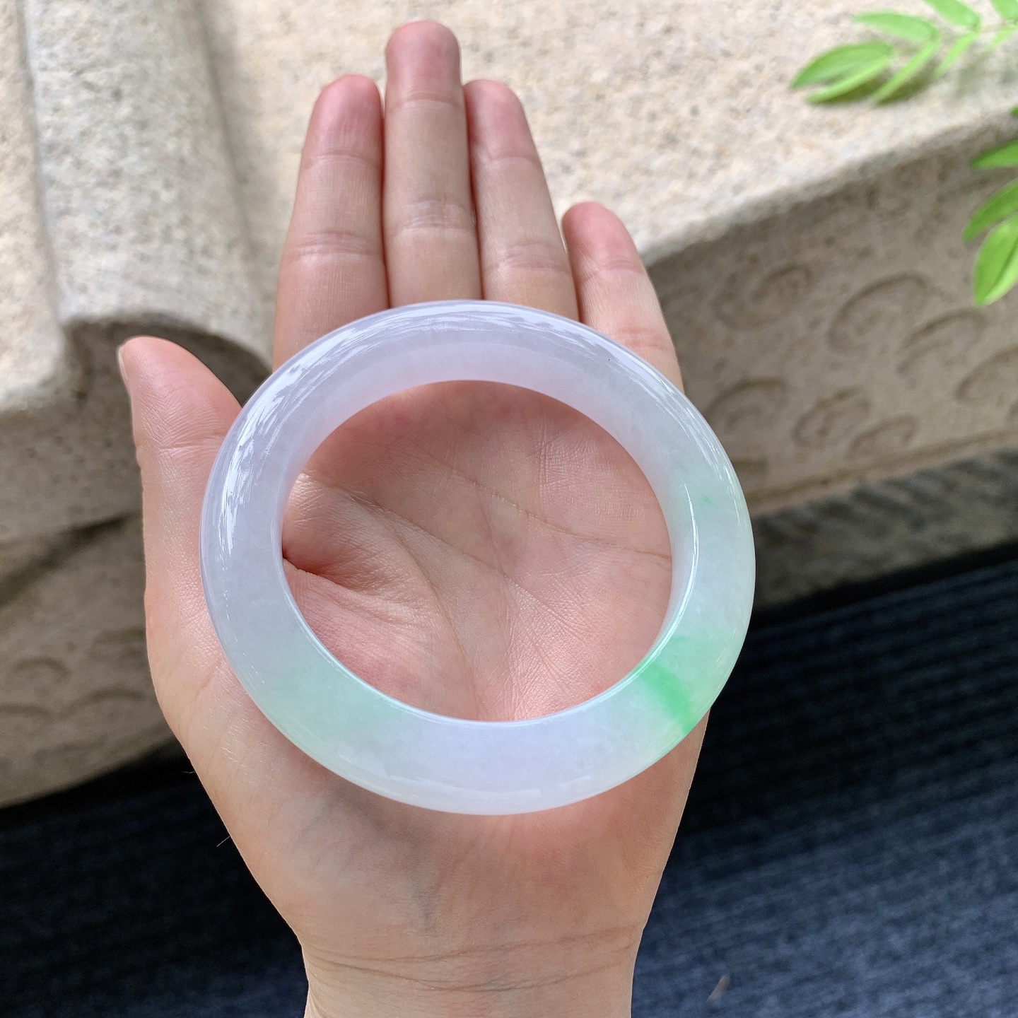 正圈55 56，圈口56.6/11.4/11，编码GL080328，描述冰糯春彩，水润，种老，细腻，打灯有棉线