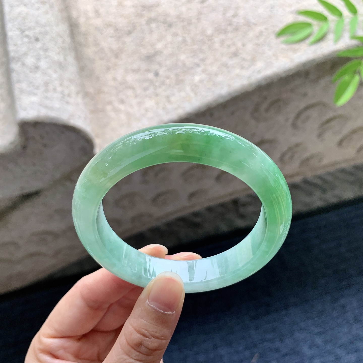 正圈55 56，圈口56/12.6/8.8，编码W6080219，糯冰黄加绿，水润，种老，细腻，无裂。