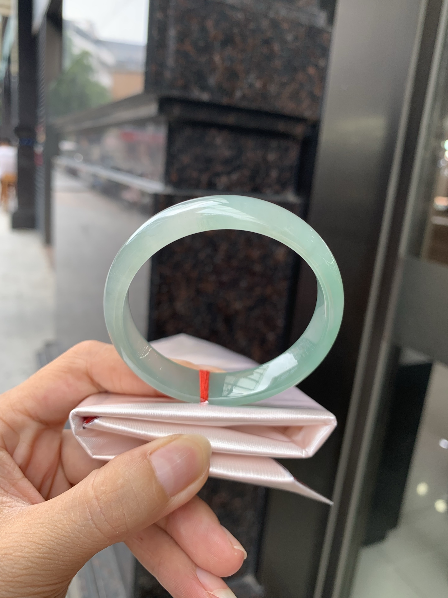 湖水蓝正圈，打灯棉絮，底妆冰润细腻，它的蓝底深邃而柔和，仿佛阳光洒落湖面，泛起层层涟漪，波光粼粼，可谓是验证了“天青色等烟雨，而我在等你”